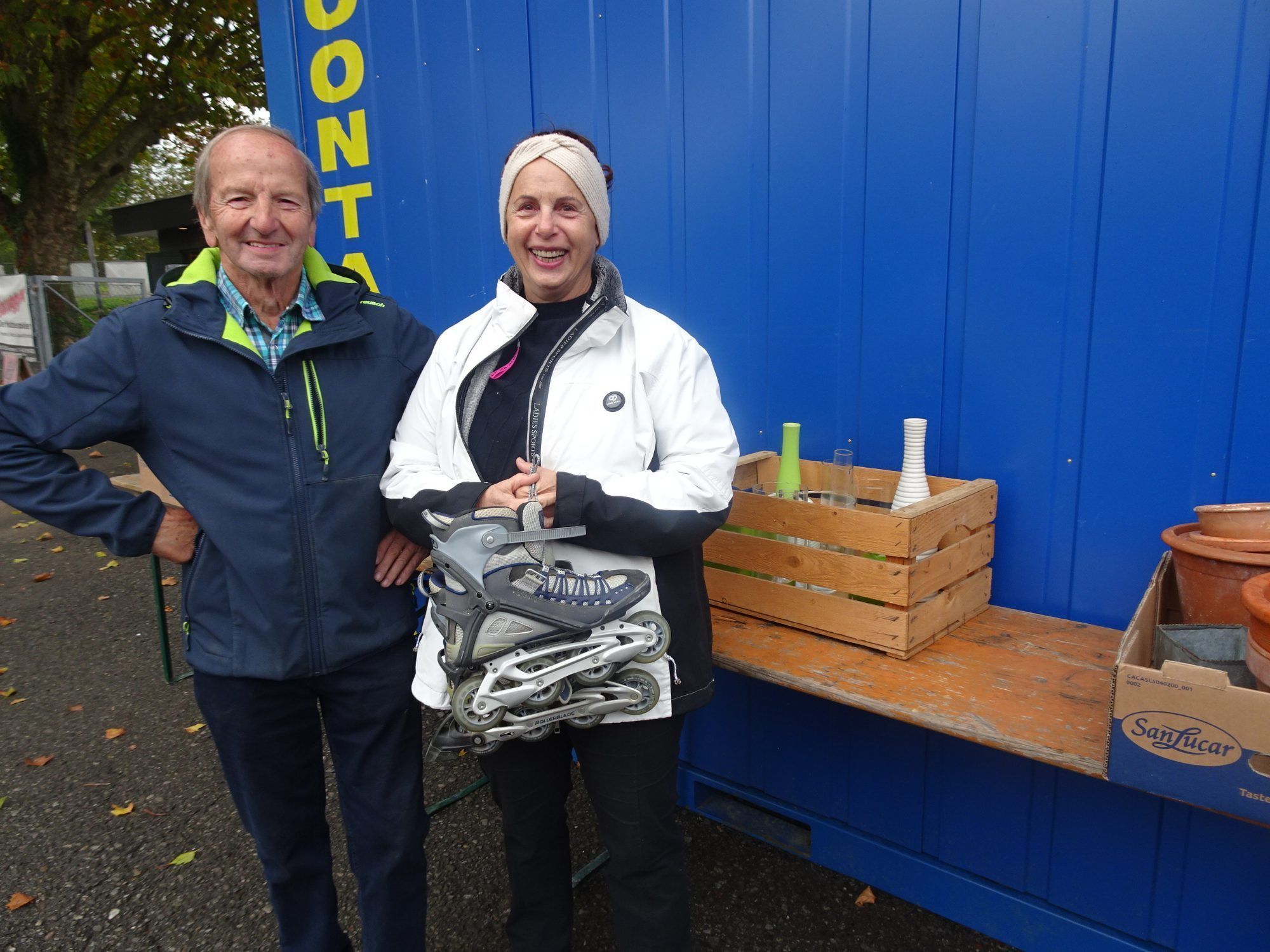 Annette Reinbacher brachte Waren vorbei und freut sich gleichzeitig als erfahrene Schnäppchenjägerin auf den großen DSV-Flohmarkt. 