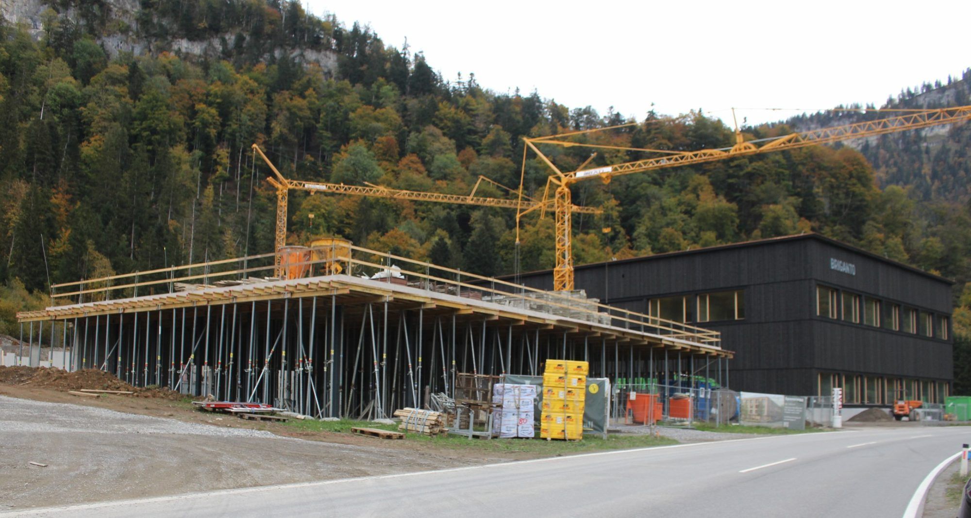 Im gleichen Rekordtempo, sie sich der Personalstand in wenigen Jahren entwickelt hat, wird auch das neue Betriebsgebäude hochgezogen. Sein Nachbar Briganto (rechts) rüstet bereits zum Einzug in wenigen Wochen.