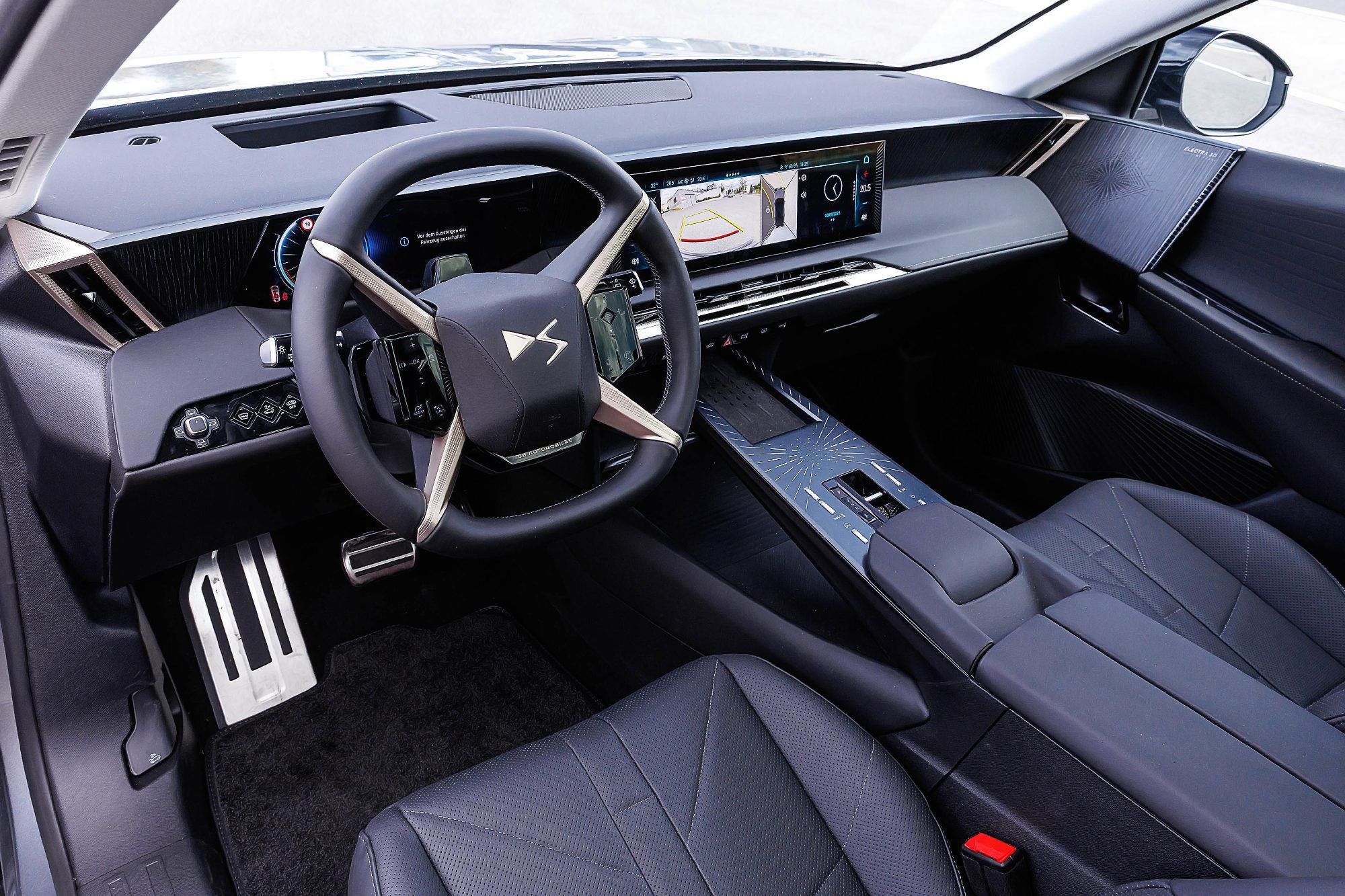 Auch drinnen herrscht aufgeräumte Coolness: Handwerkliche Details spielen im DS No.7 nach wie vor eine Rolle – es braucht aber etwas Geduld, sie im kantig-reduzierten Layout des Cockpits zu entdecken