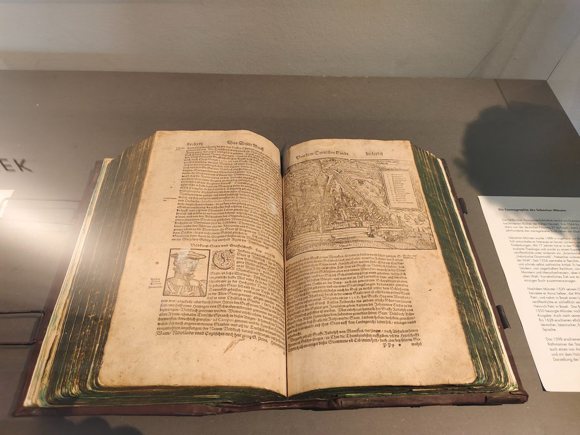 Weltwissen aus vergangenen Jahrhunderten: Sebastian Münsters „Cosmographia“ aus dem Jahr 1598. Das wertvolle Exemplar wurde der Stadt von Jutta Gnaiger-Rathmanner geschenkt.