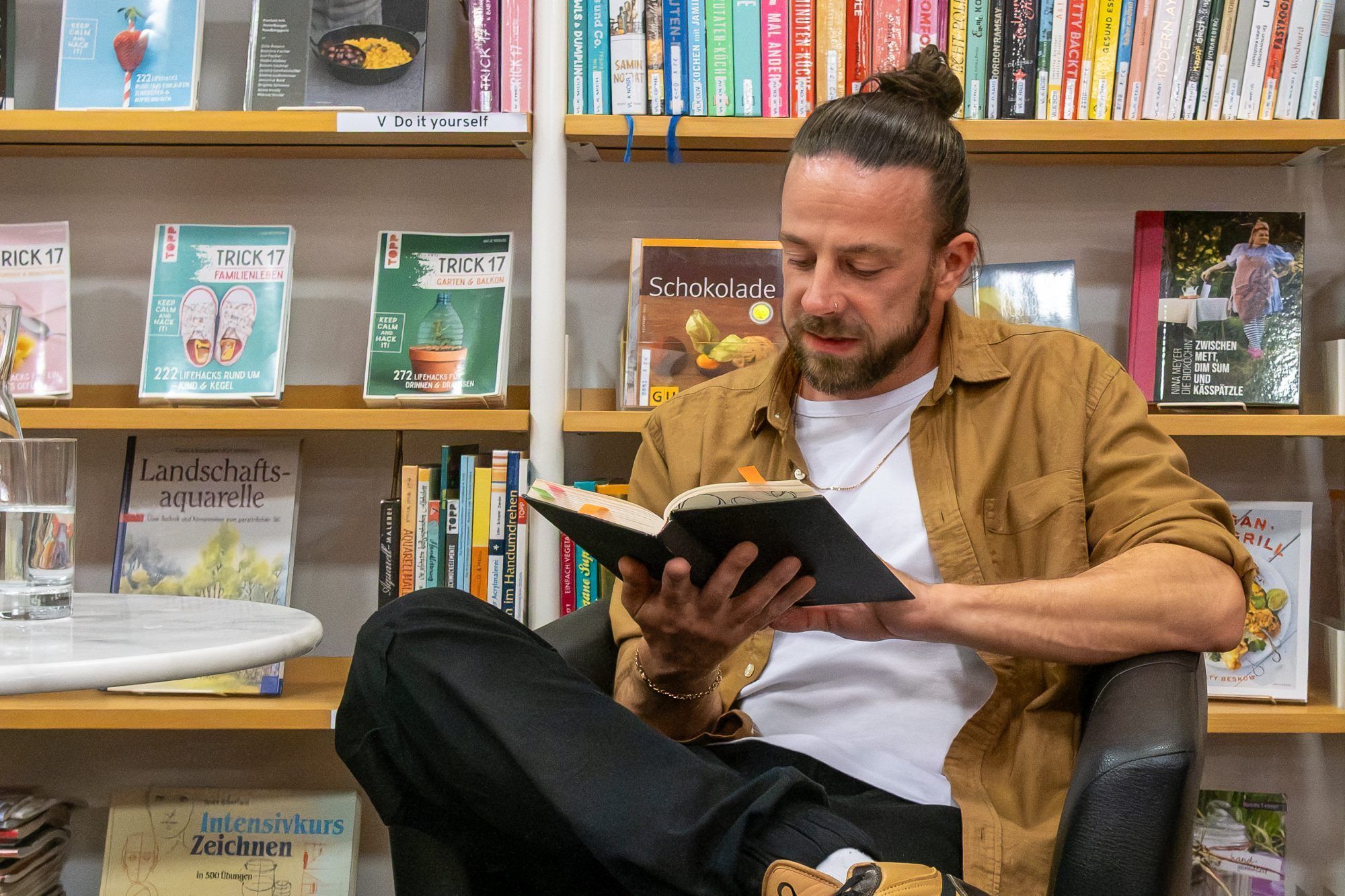 Daniel Wagner las in der Bücherei am Dorfbach in Hard aus seinem autobiografischen Buch 