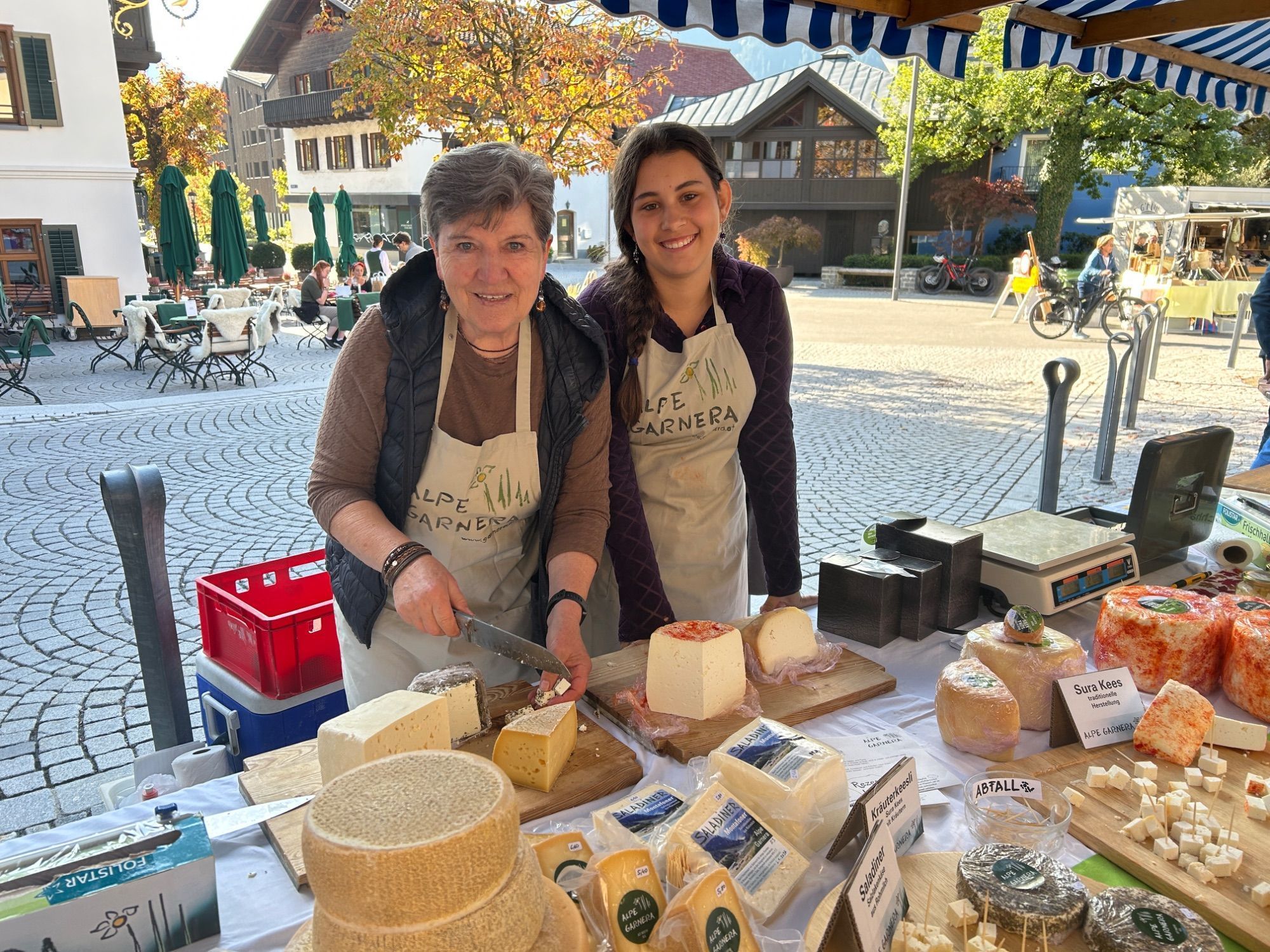 Zahlreiche Verkaufsstände boten gerne Kostproben ihrer Käse