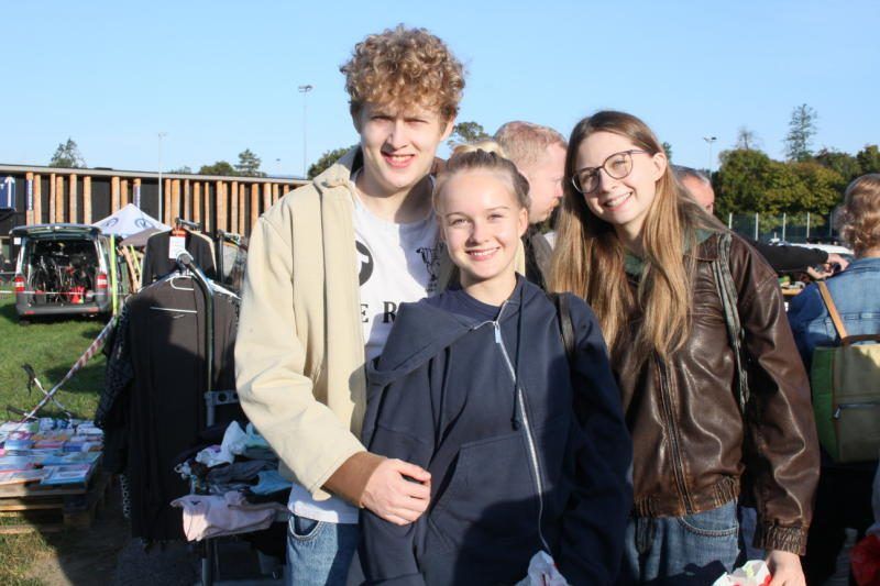 Luca der Hahn im Korb mit Freundin Janine (Mitte) und Serafina.