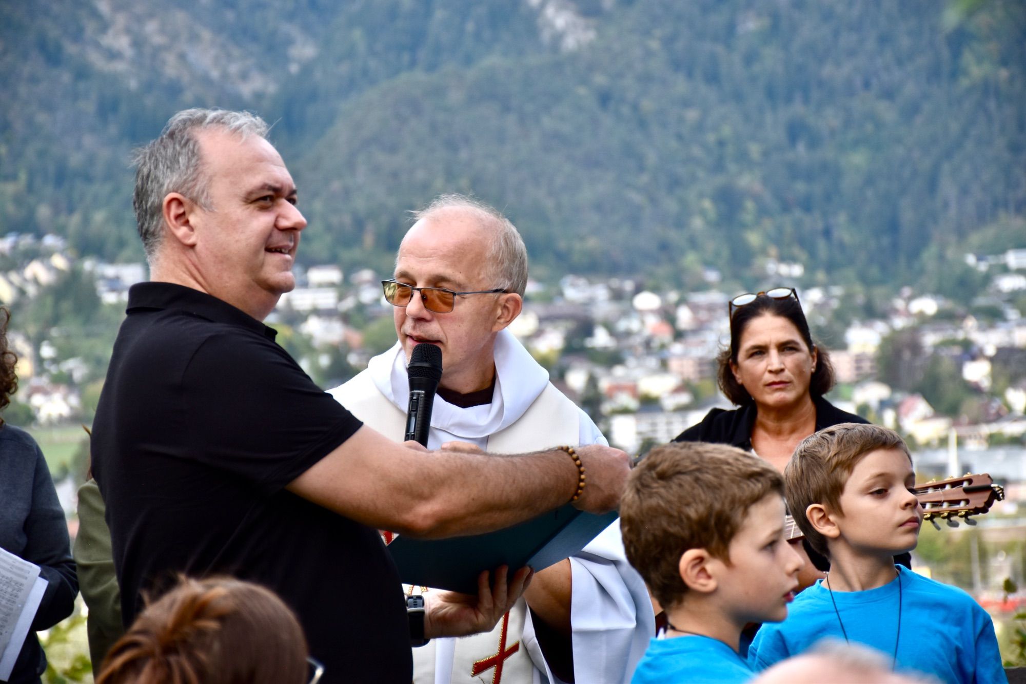 Mladen Milic und Pater Guido bei der Einweihung der Kapelle.