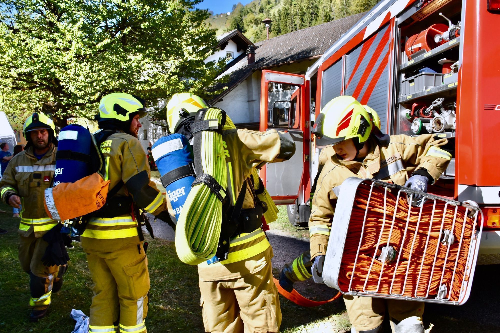 Vorführungen der Feuerwehr, Feuerwehr-Minigolf-Parcours und Blick ins Feuerwehrhaus Gantschier.