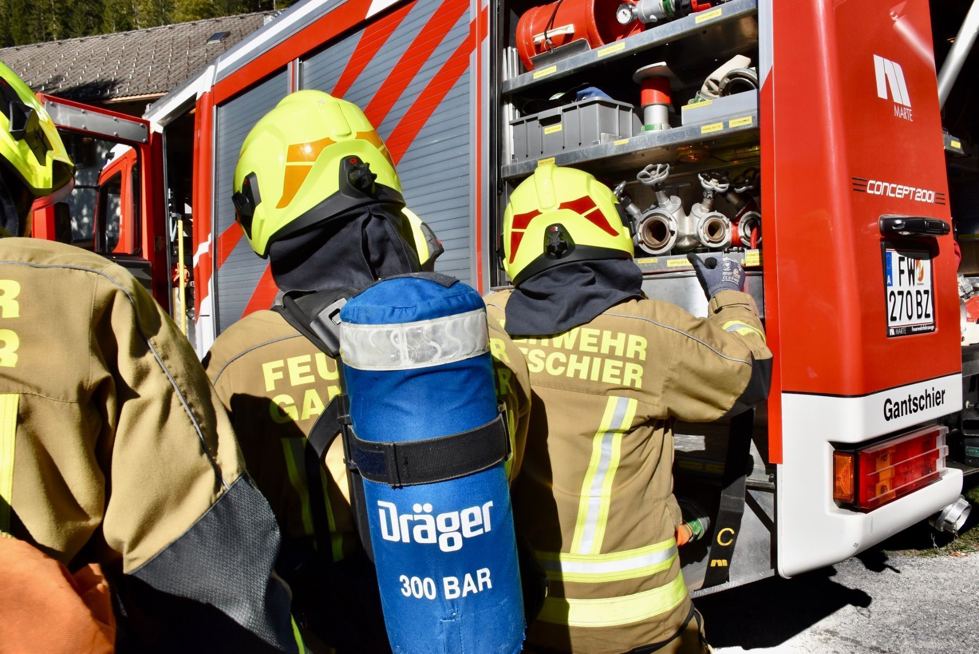 Vorführungen der Feuerwehr, Feuerwehr-Minigolf-Parcours und Blick ins Feuerwehrhaus Gantschier.