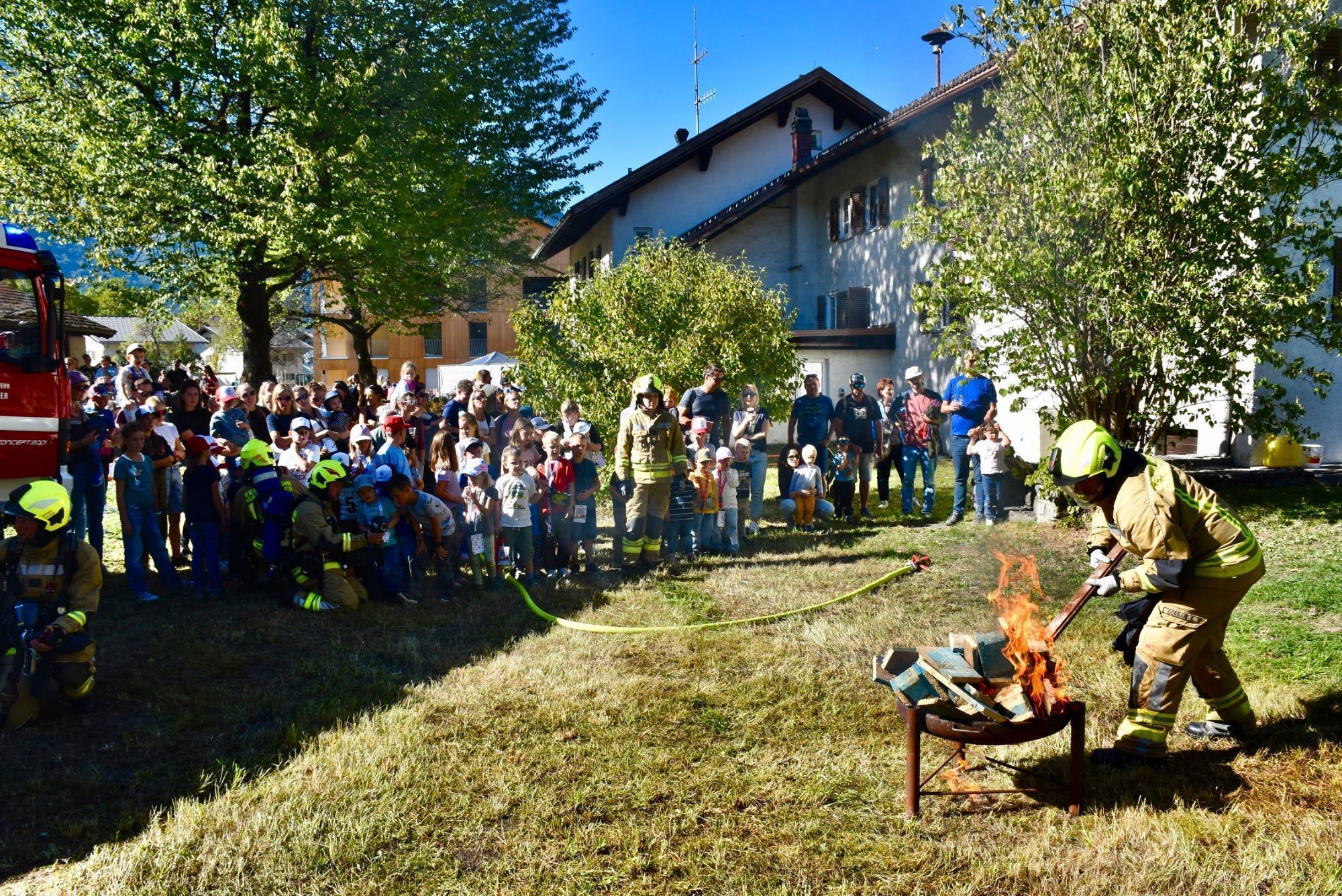 Vorführungen der Feuerwehr, Feuerwehr-Minigolf-Parcours und Blick ins Feuerwehrhaus Gantschier.