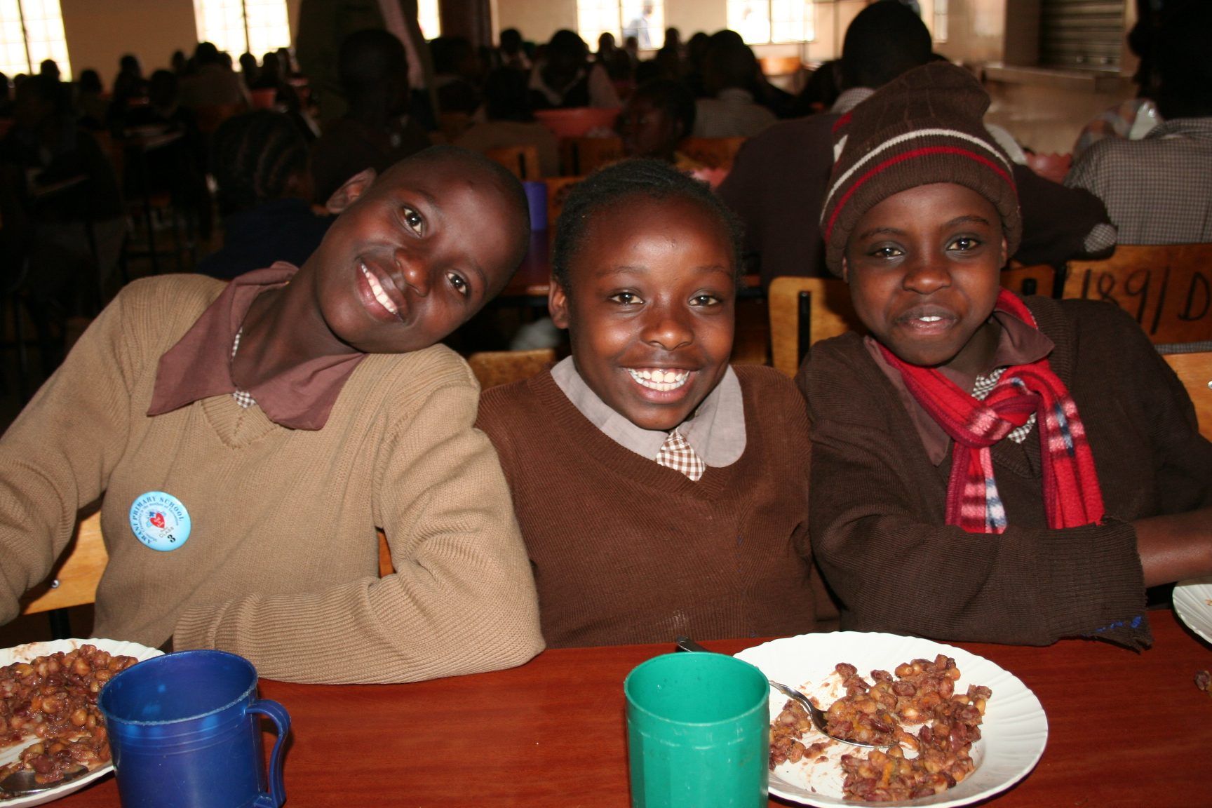 Die Schulkinder in den Slums von Nairobi freuen sich über eine tägliche Mahlzeit.