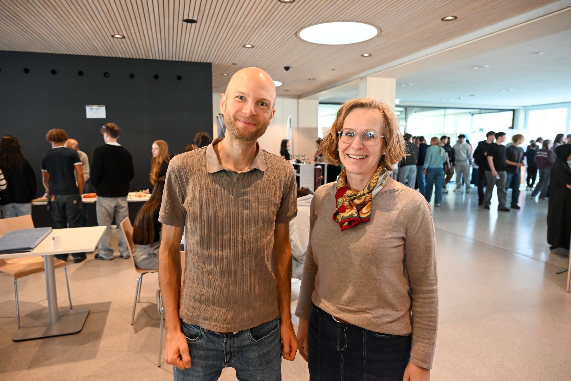 Organisator und Lehrer Florian Wiesbauer mit Direktorin Martina Reutin.