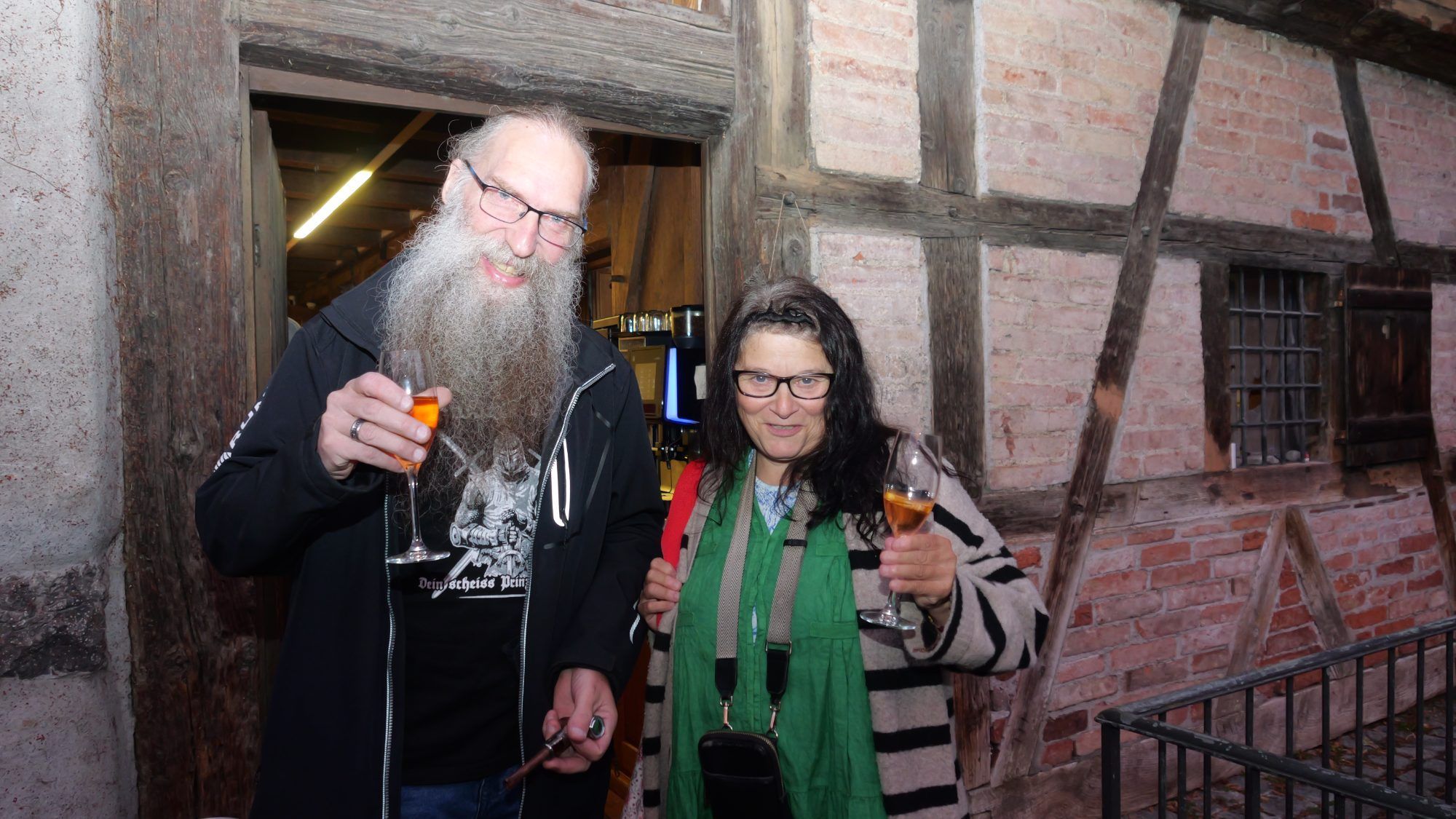 Nette Nachbarn: Harry und Ingrid nehmen aktiv am Geschehen des Hostels teil.
