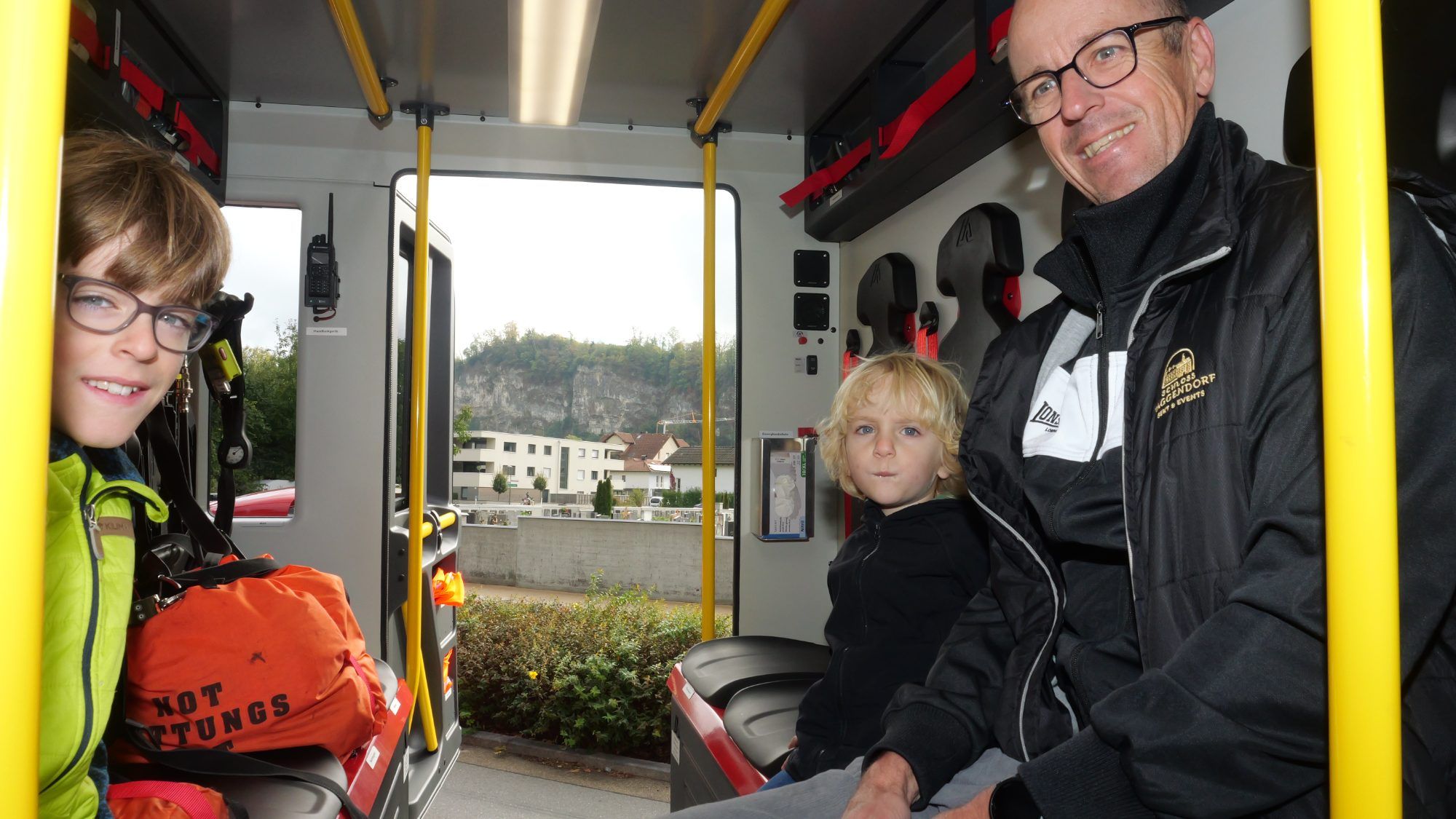 Inspizierten die neuen Einsatzfahrzeuge: Mathias, Theo und Paul.