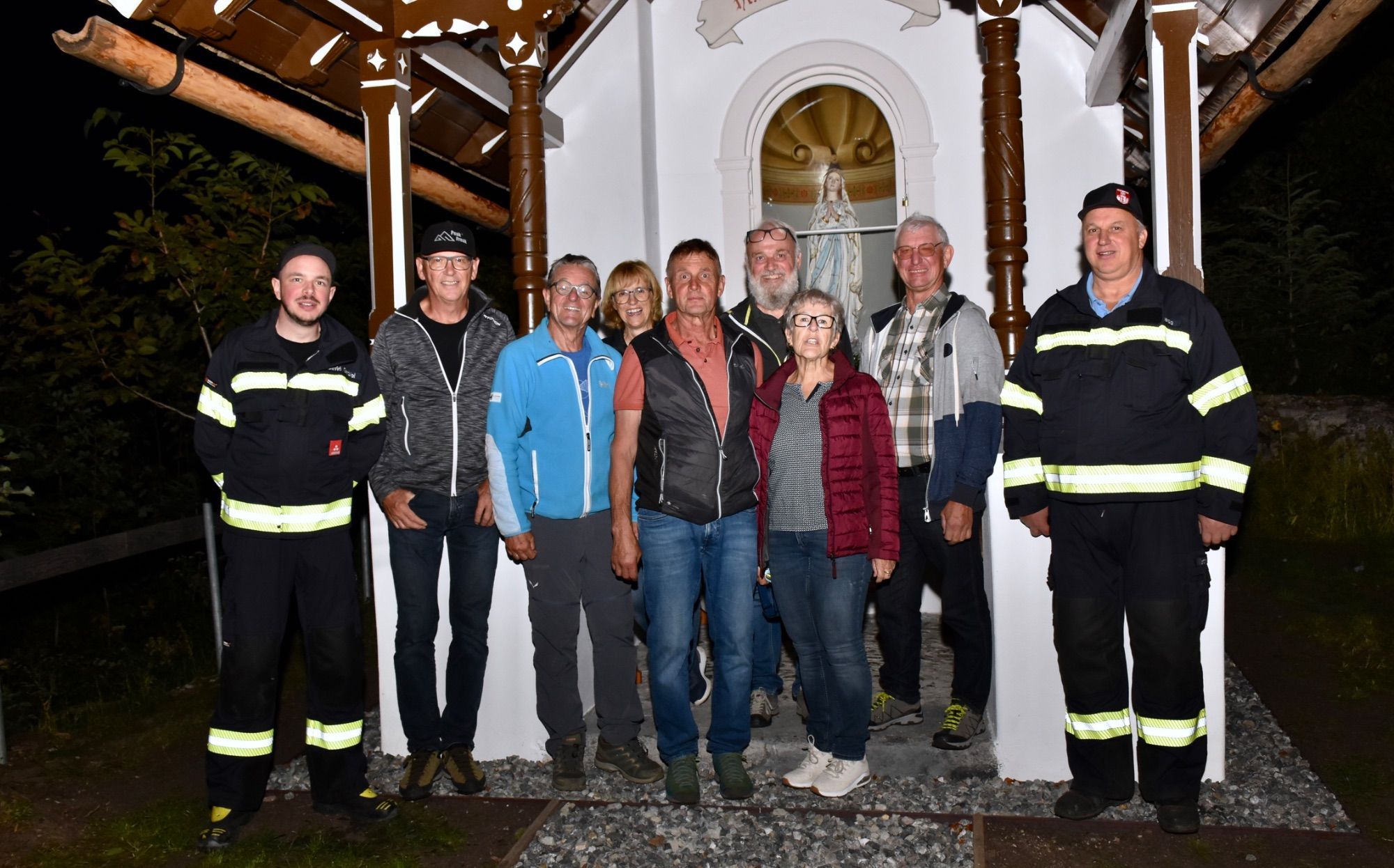 Nach der Einweihung der Kapelle: im Vordergrund David Gabriel, Hannes Witwer, Jürgen Bürkle, Albert und Monika Felder sowie Martin Grass; im Hintergrund Christine Egger, Günter Schrottenbaum und Günter Tomaselli.