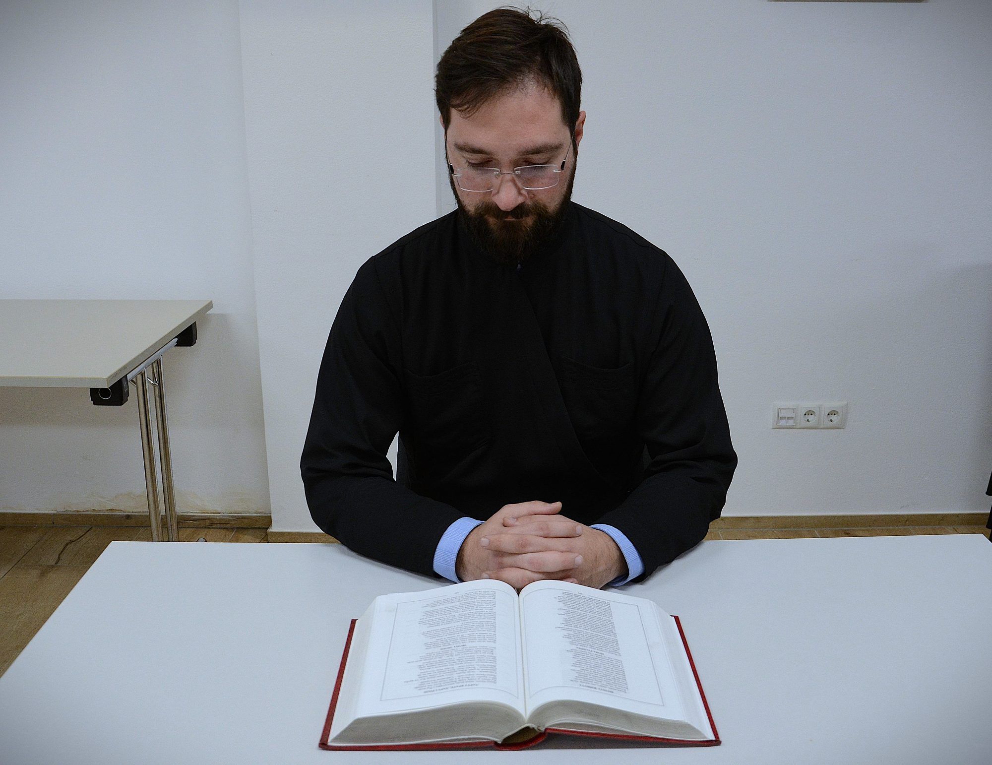 Ein Moment der Besinnung: Aleksandar Savić vertieft sich in die Heilige Schrift.