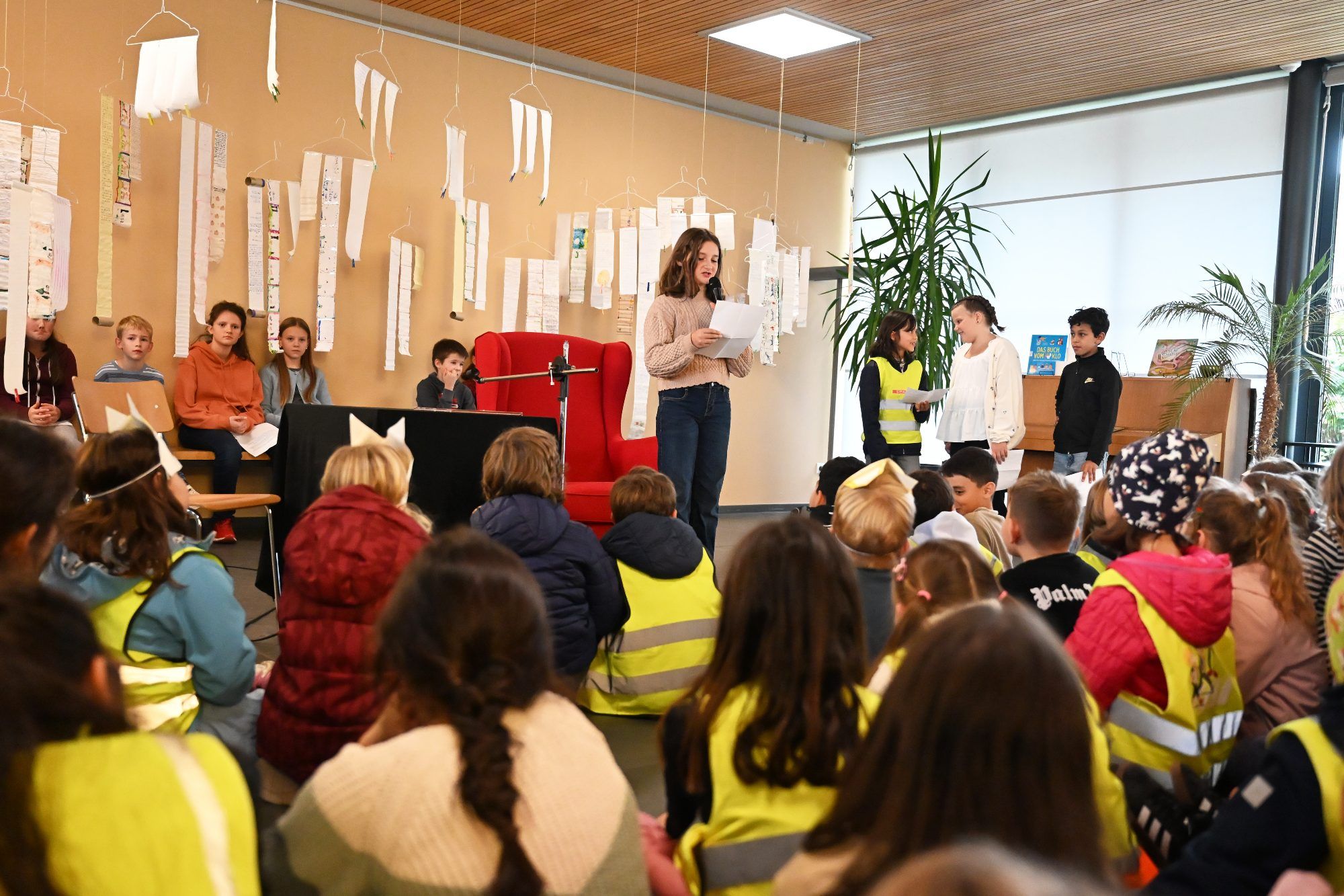 Volksschüler trugen ihre selbst geschriebenen Klopapiergeschichten beim Familiennachmittag vor.