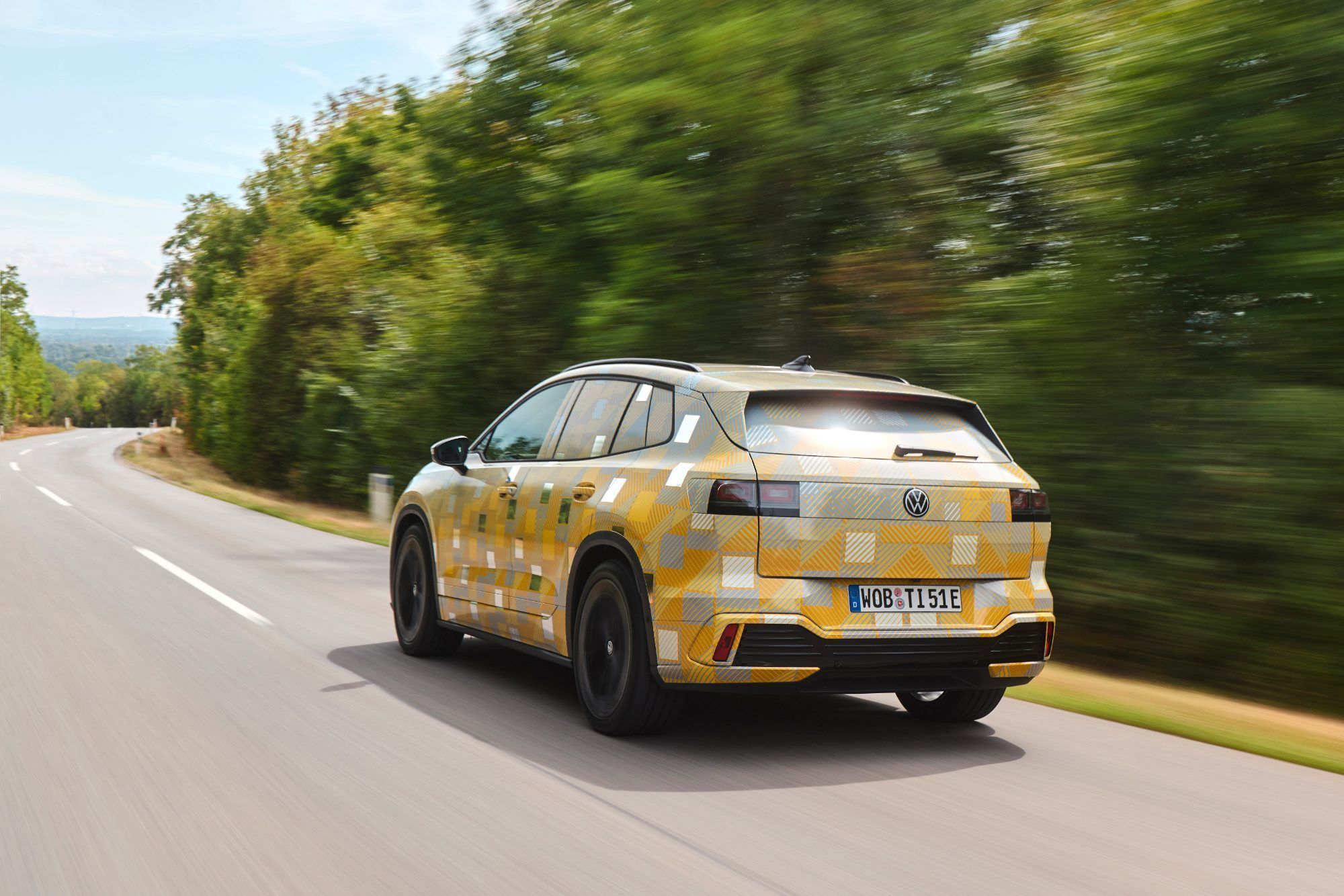 Unter den Camouflage-Folien ist das neue Leuchtband am Heck des ID.Tiguan sichtbar. Es ist ähnlich ge-staltet, wie bei den kleineren Elektro-Geschwistern
