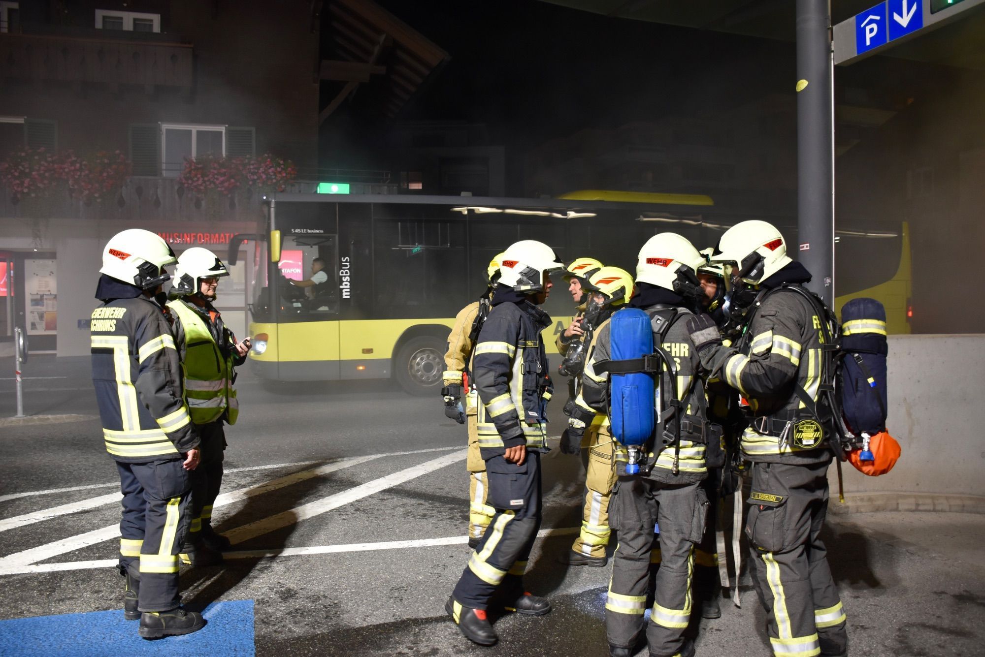 Mindestens 110 Einsatzkräfte von sieben verschiedenen Feuerwehren standen bei der großen Feuerwehrübung bei und in der Tiefgarage am Schrunser Bahnhof im Einsatz. Löschunterstützungsfahrzeuge, kurz LUF, stellten die Feuerwehr Braz und die Feuerwehr Illwerke zur Verfügung. Den Nebel machte die Feuerwehr Zwischenwasser.
