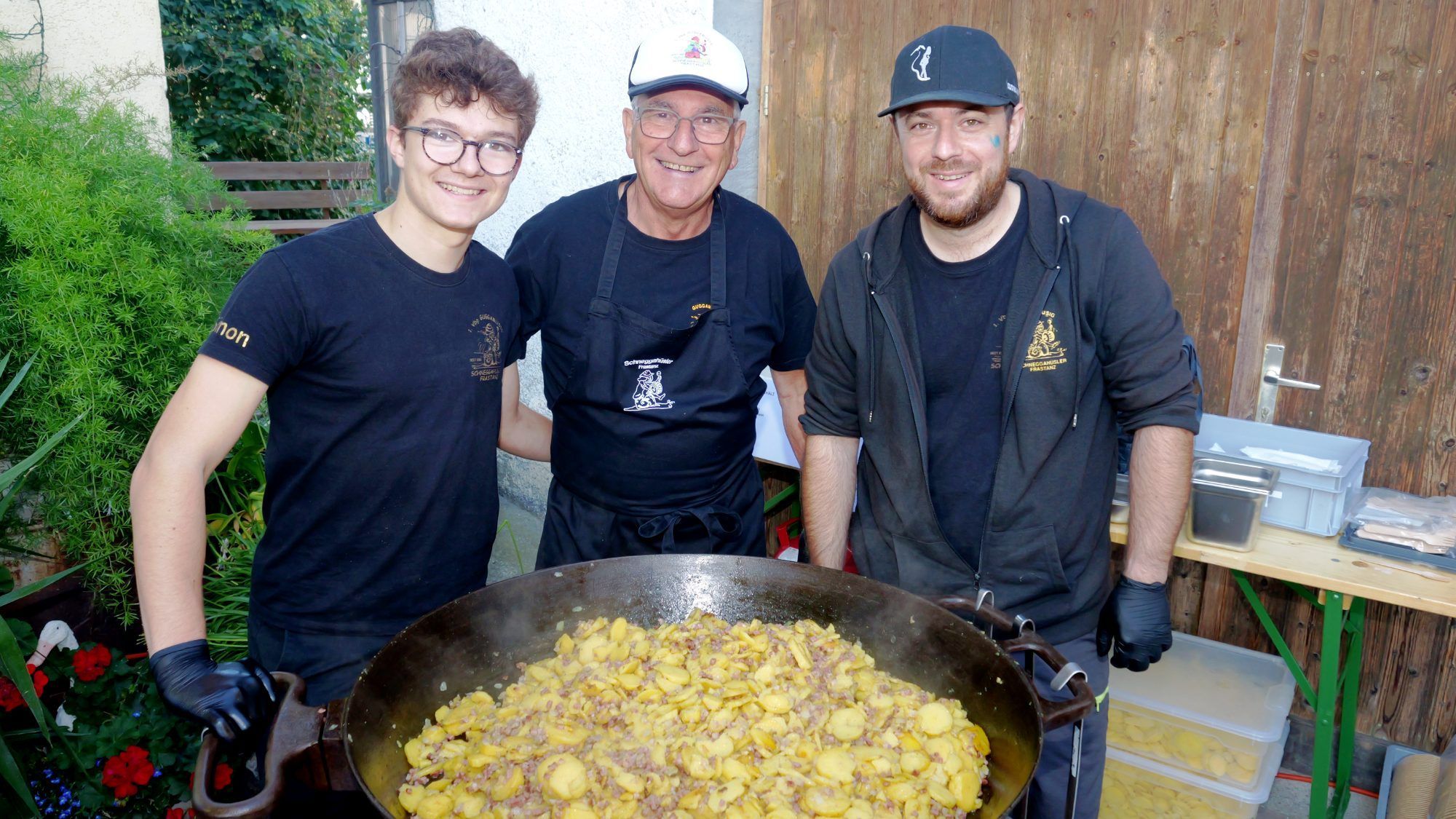 Traditionelle Gröstl-Pfanne: Simon, Otto und Martin sorgten dafür, dass die Besucher trotz der heuer mageren Kartoffelernte nicht auf die beliebte Spezialität verzichten mussten.