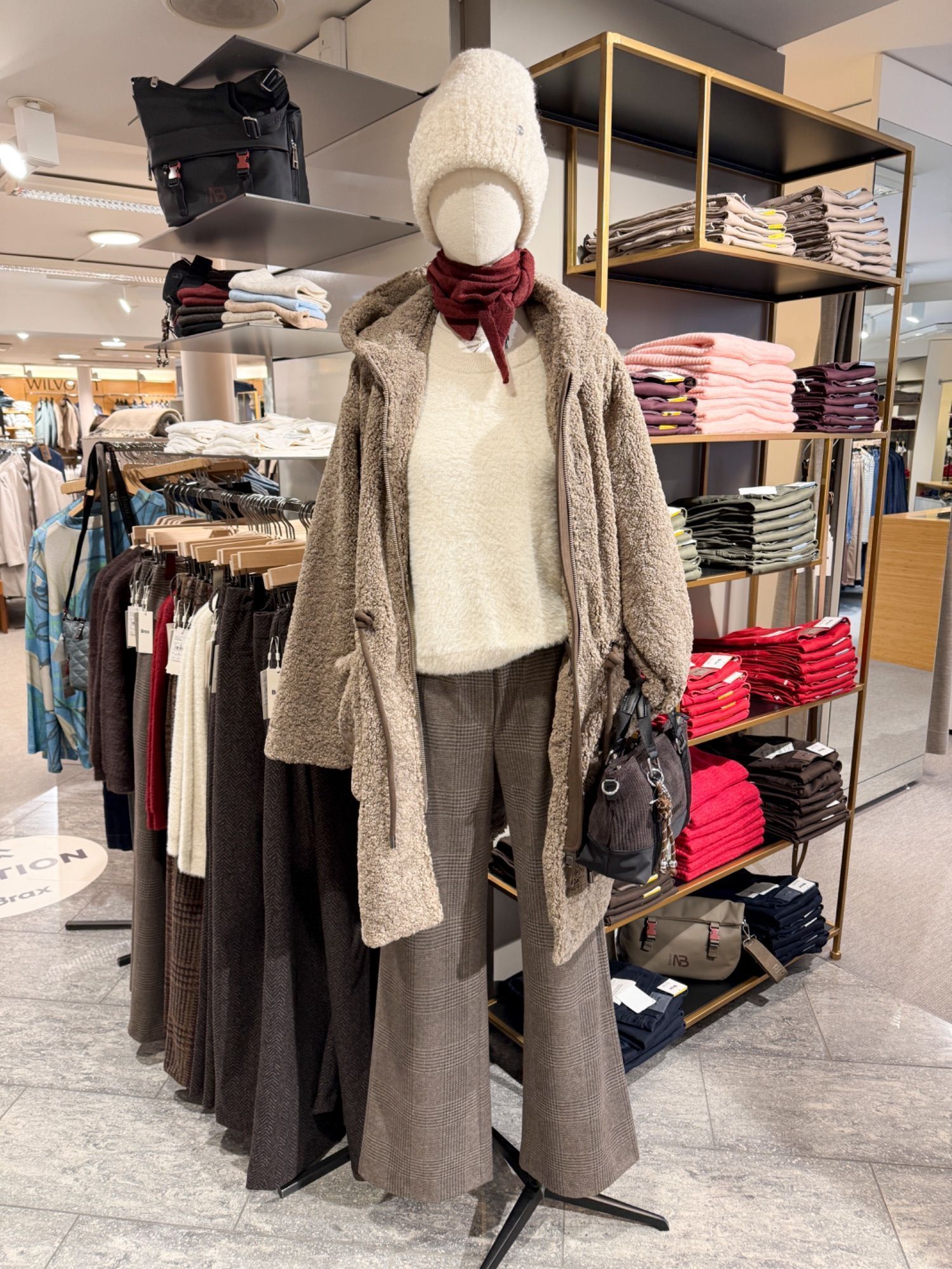 Hosen im Wolllook und Jacken im Pelzlook sind unter den Trends zu finden
