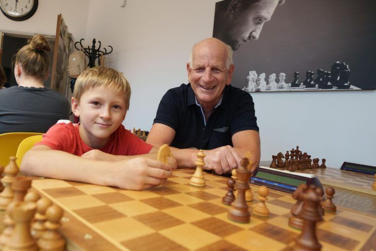 Kostenloser Schachunterricht: Ingo Lais (67) fördert Kinder und Jugendliche in Hohenems