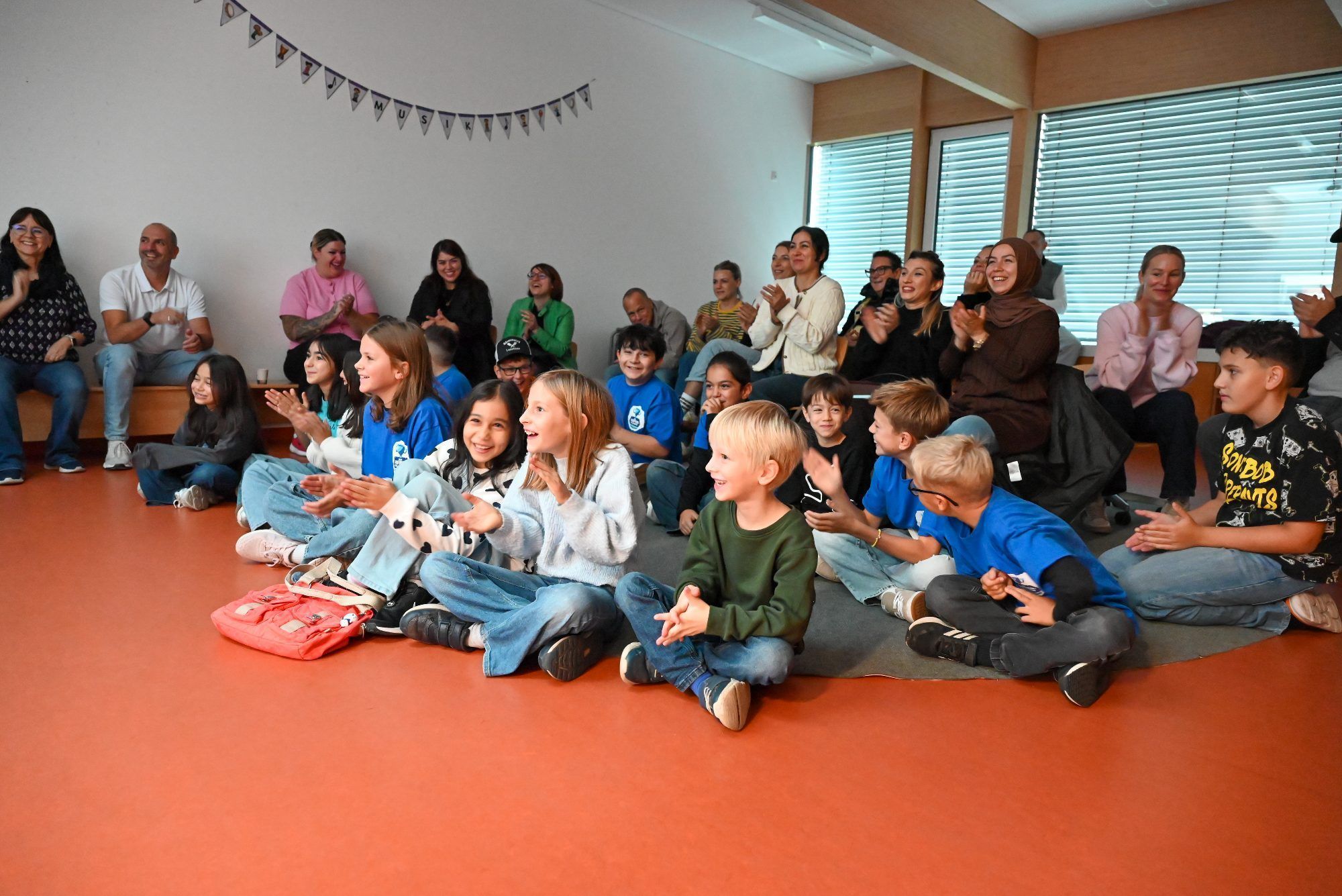 Auch einige Eltern sind mitgekommen, um mit ihren Kindern alles nochmals Revue passieren zu lassen.
