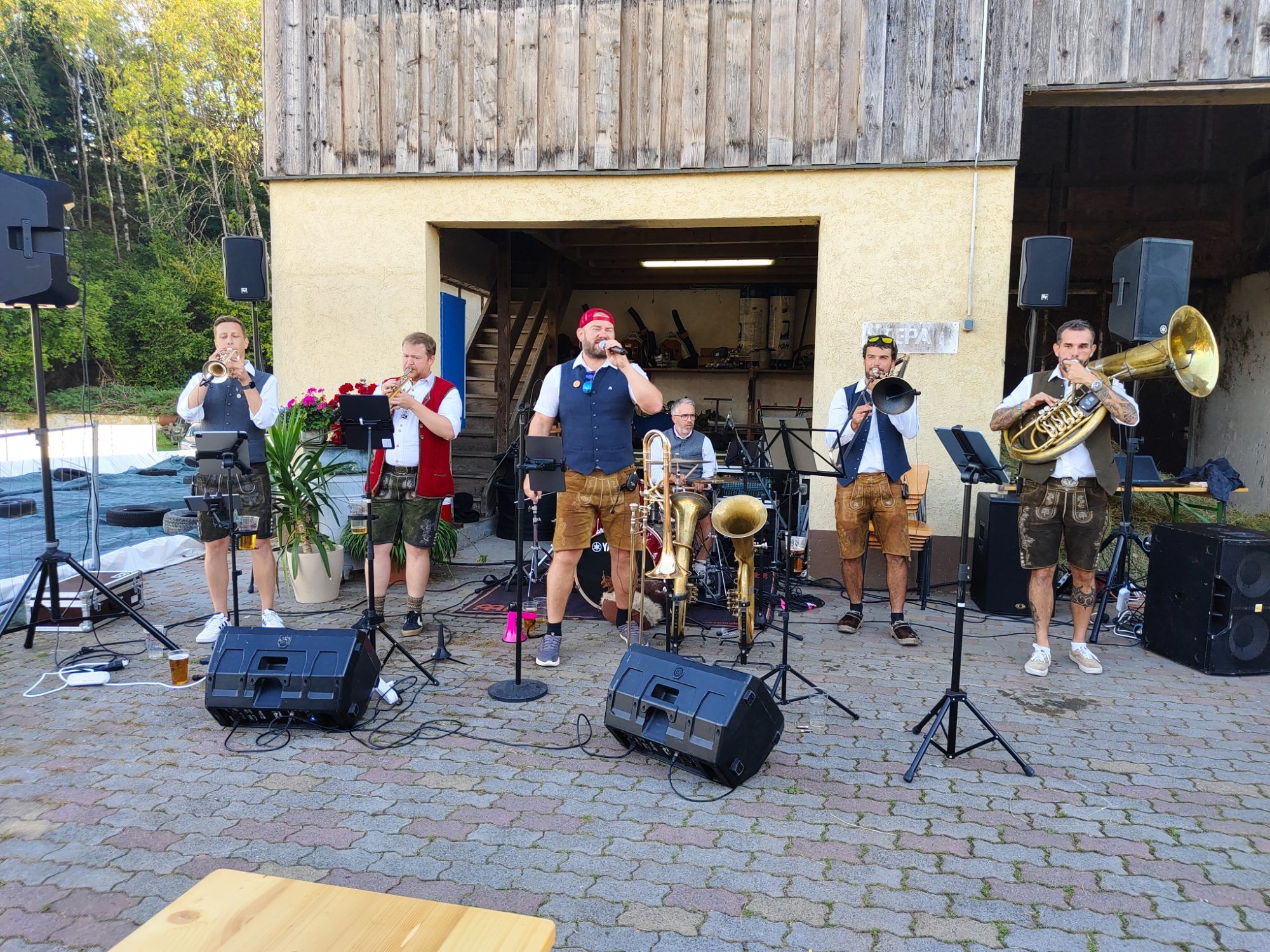 Böhmische Klänge zum Mittag: „Die Grenzwärtigen“ brachten mit ihrer Musik Stimmung auf den Hubertushof und animierten die Gäste zum Mitschunkeln.
