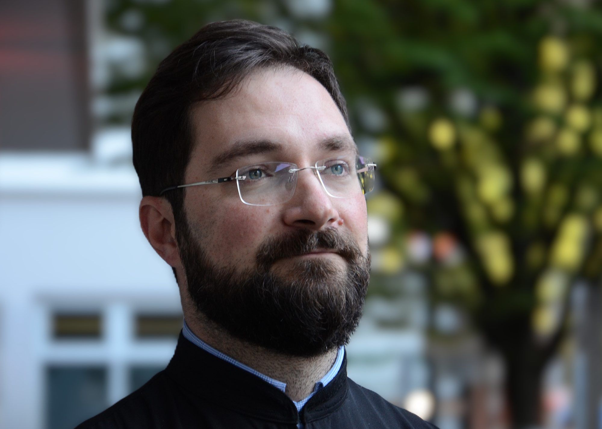 Der serbisch-orthodoxe Priester Aleksandar Savić ist Seelsorger und bald auch Vater.