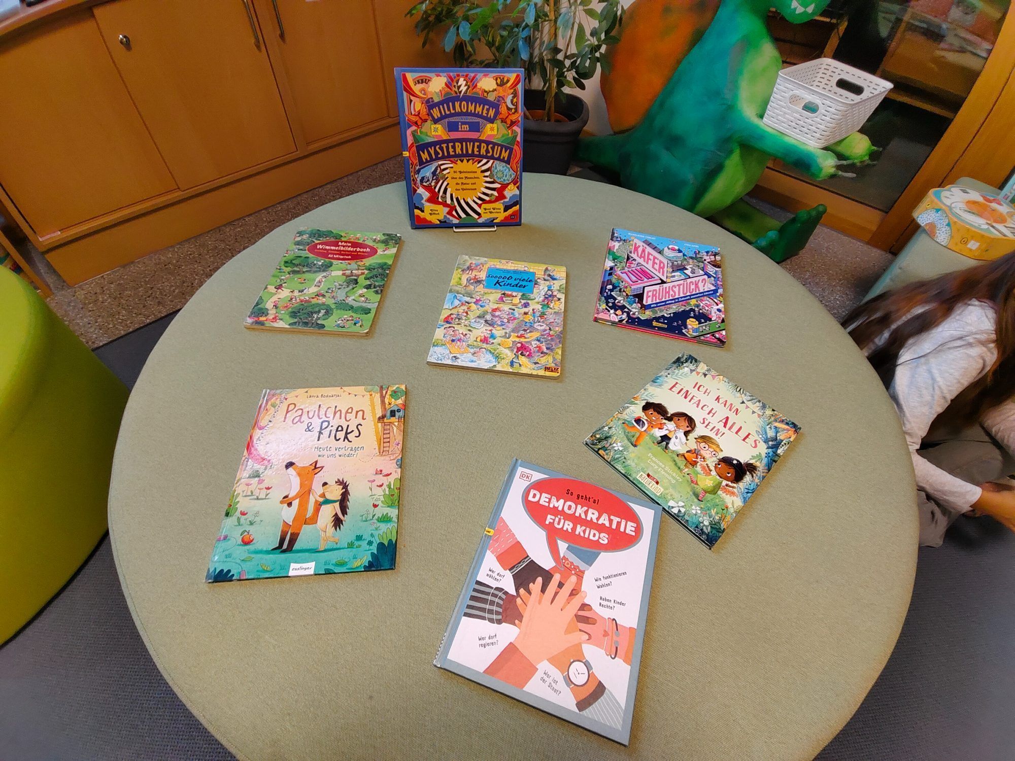 Praktische Ratgeber: Der Büchertisch enthielt auch den Ratgeber