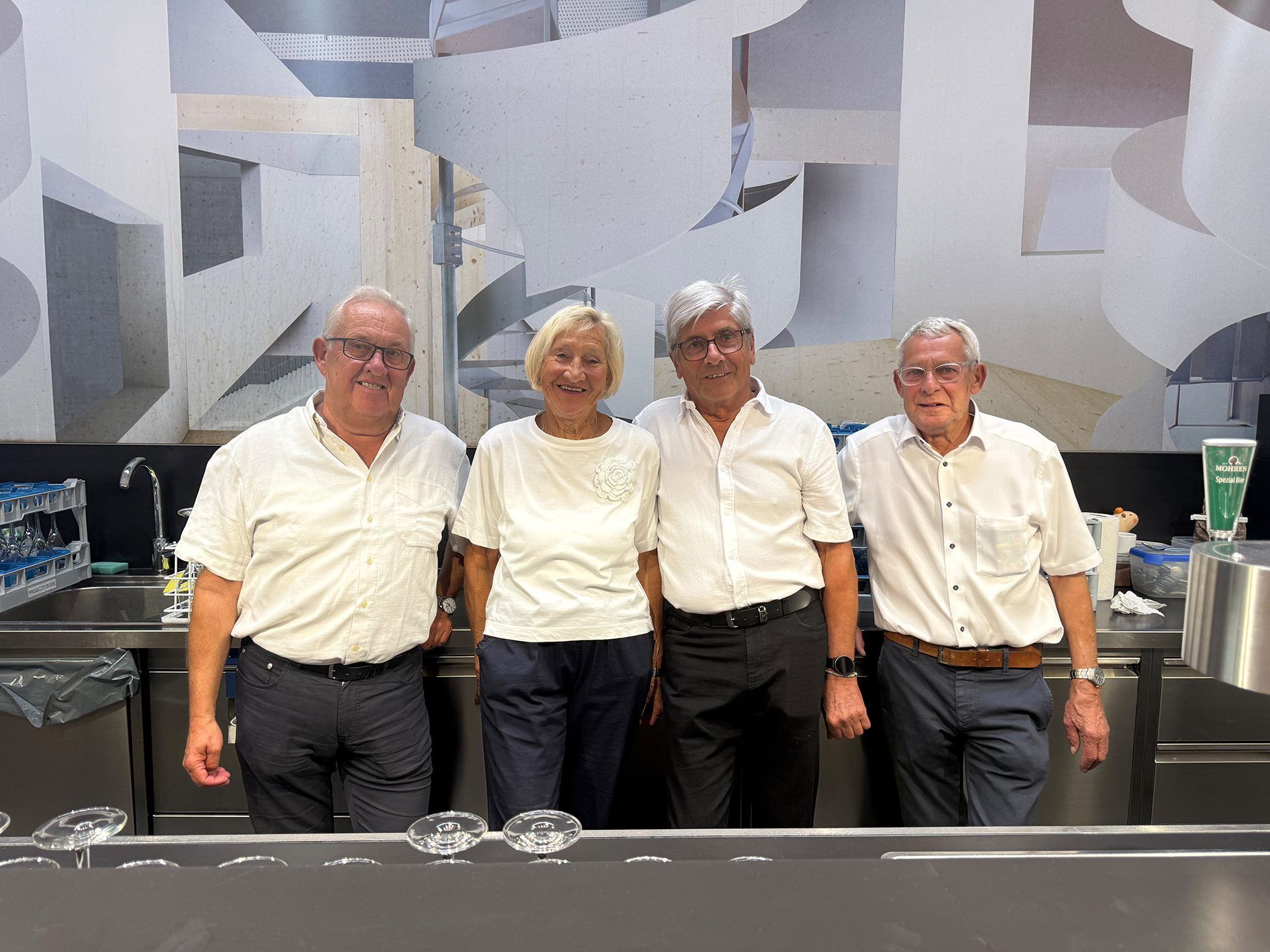 Hinterm Tresen werkten Ernst und Christine Dobler, Norbert Mair und Jörg Bäcker.