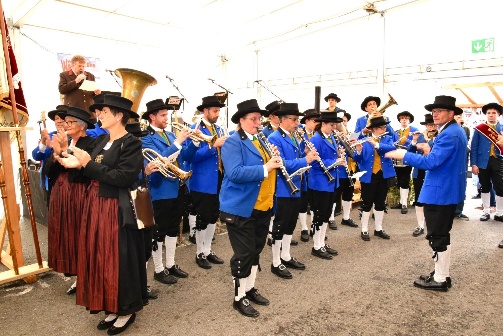 Festumzug mit verschiedenen Walgauer Musikvereinen und Walgauer Feuerwehren in der Bahnhofstraße Schlins. Anschließend musizierte die Gemeinde Musik Schlins neben den Fahnen der Musikkapellen und Feuerwehren im Festzelt beim Feuerwehrgerätehaus Schlins.