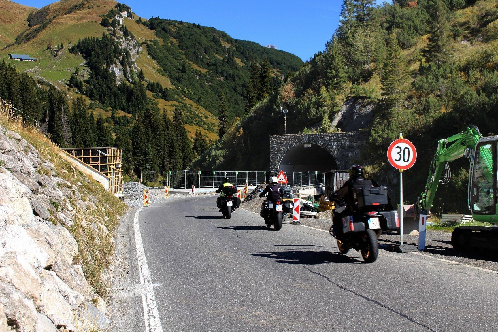 An der L 200 wird auch heuer gebaut – u. a. in Warth, wo vor dem Holzbodentunnel die Stützmauer (links) und die Krumbachbrücke saniert werden. PETER STRAUSS