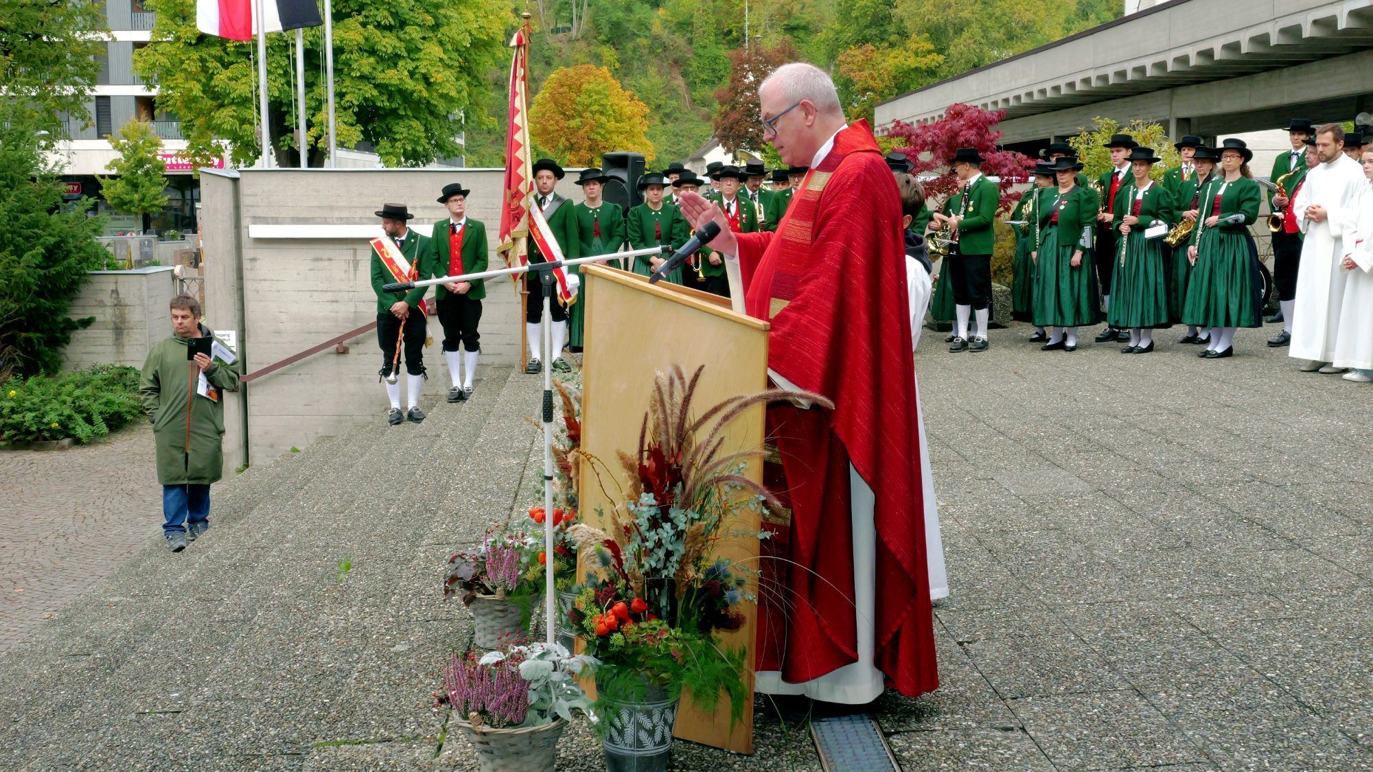 Gott zur Ehr, dem Nächsten zur Wehr: Pfarrer Hubert Lenz erinnerte bei der Segnung an den Leitspruch der Feuerwehr.