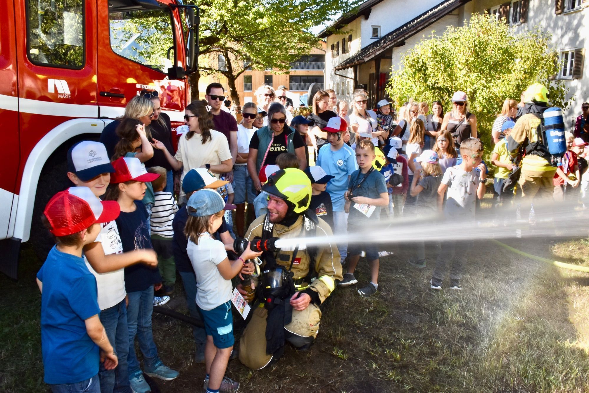 Vorführungen der Feuerwehr, Feuerwehr-Minigolf-Parcours und Blick ins Feuerwehrhaus Gantschier.