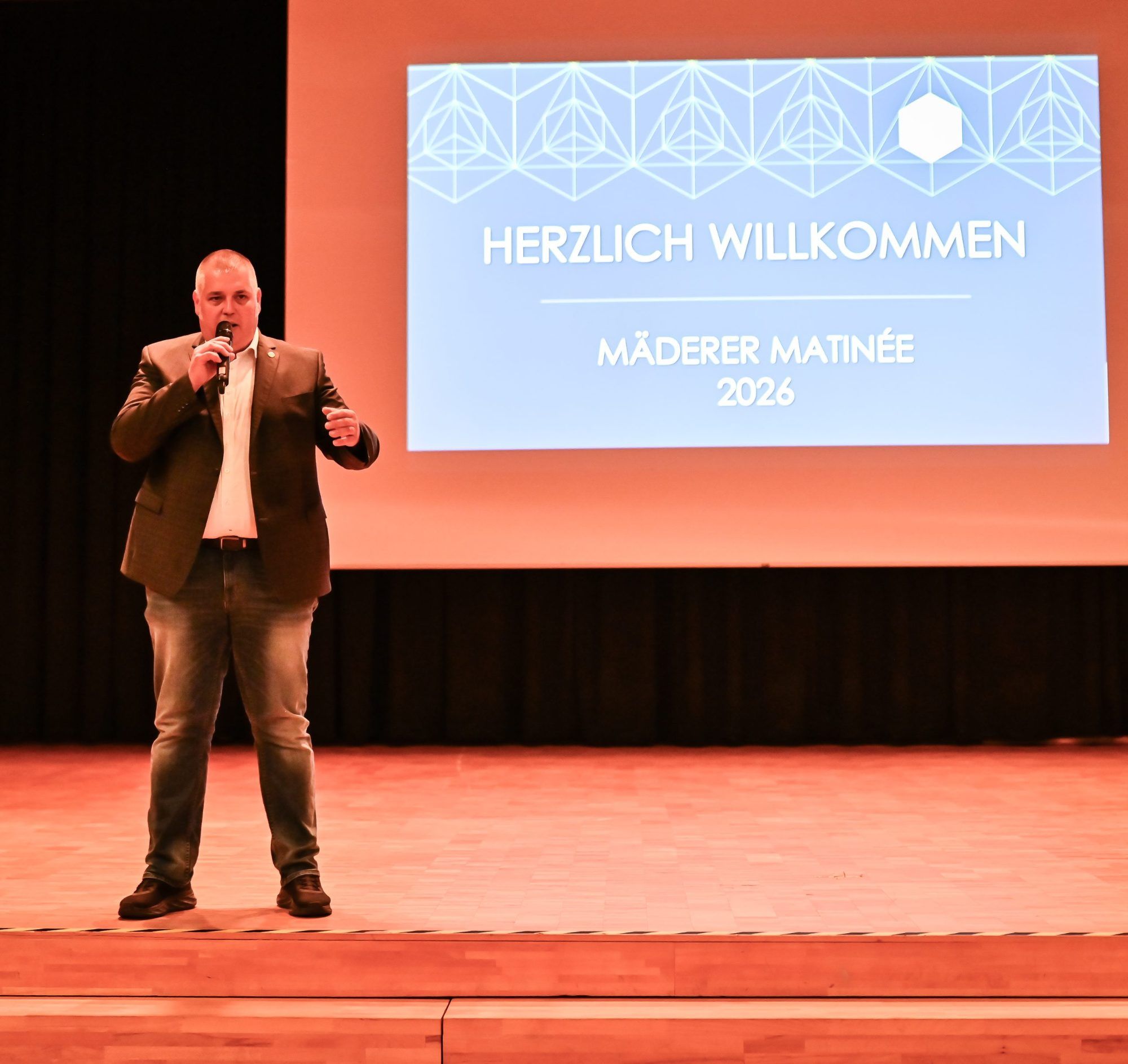 Bürgermeister Daniel Schuster konnte zahlreiche Besucher im J.J. Ender-Saal begrüßen.