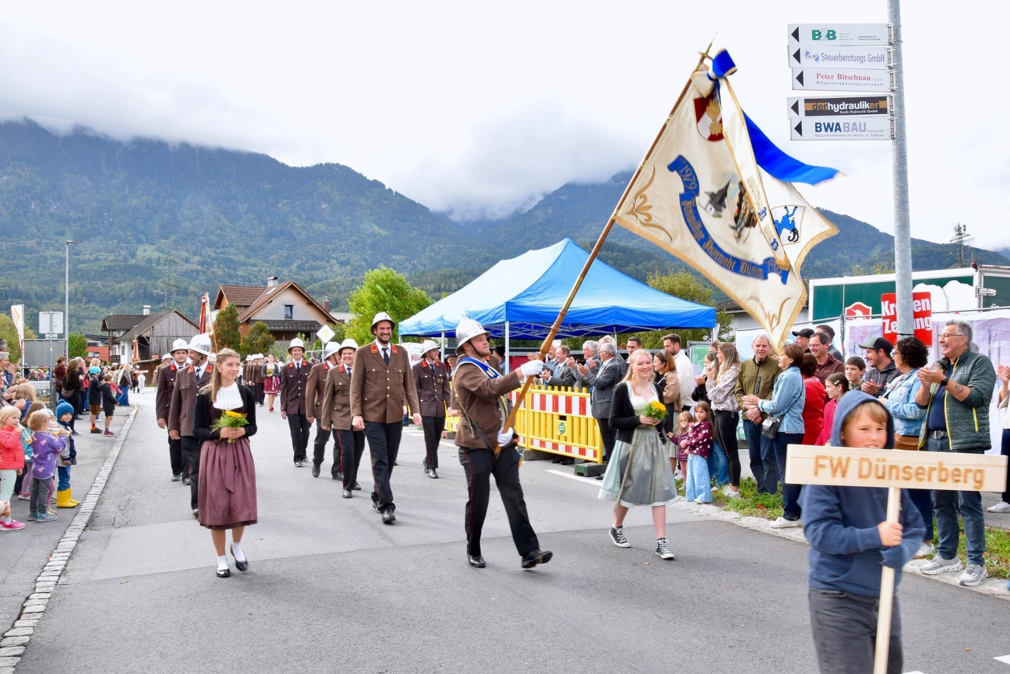 Festumzug mit verschiedenen Walgauer Musikvereinen und Walgauer Feuerwehren in der Bahnhofstraße Schlins. Anschließend musizierte die Gemeinde Musik Schlins neben den Fahnen der Musikkapellen und Feuerwehren im Festzelt beim Feuerwehrgerätehaus Schlins.