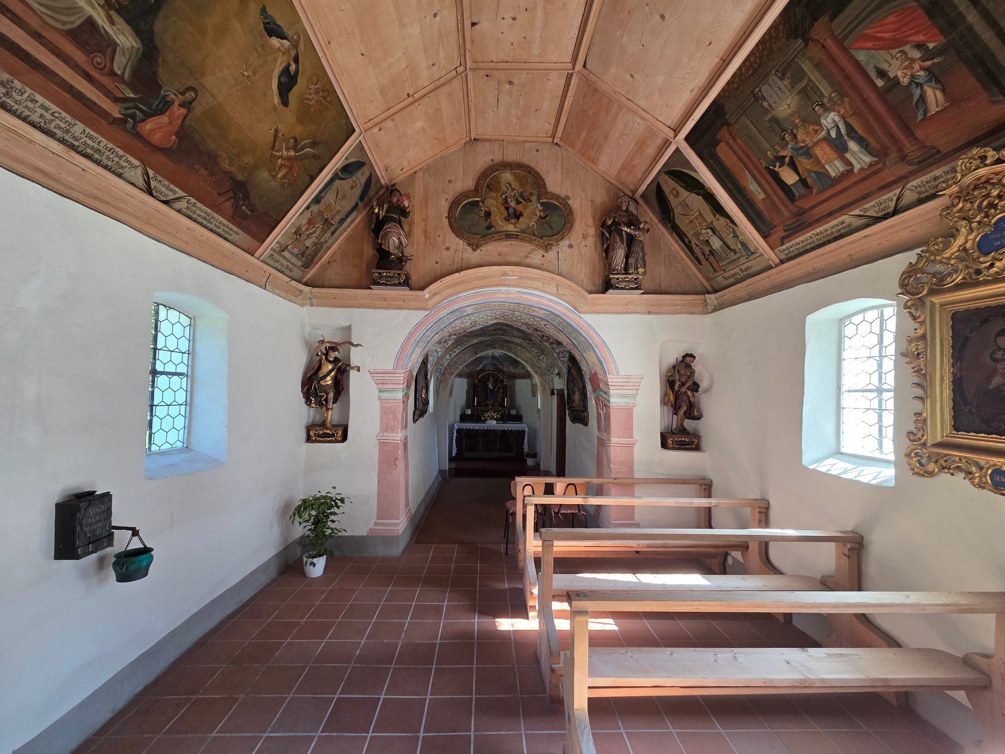 Innenraum der Kapelle mit Blick in den Altarraum