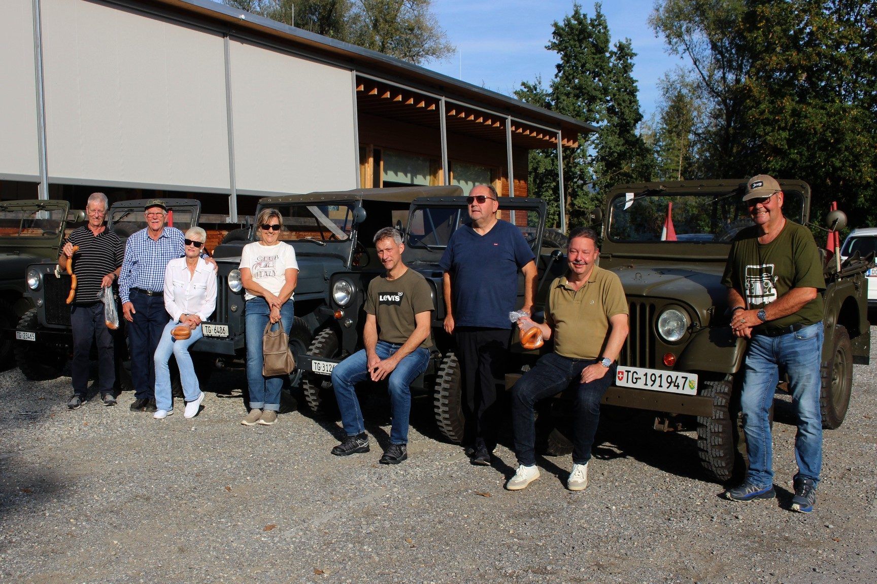 Nicht zu übersehen – fünf Jeep-Freunde aus Münsterlingen im Schweizer Kanton Thurgau legten auf ihrer Vorarlberg-Tour am Lustenauer Schießstand einen Stopp ein und deckten sich mit Marschverpflegung ein.
