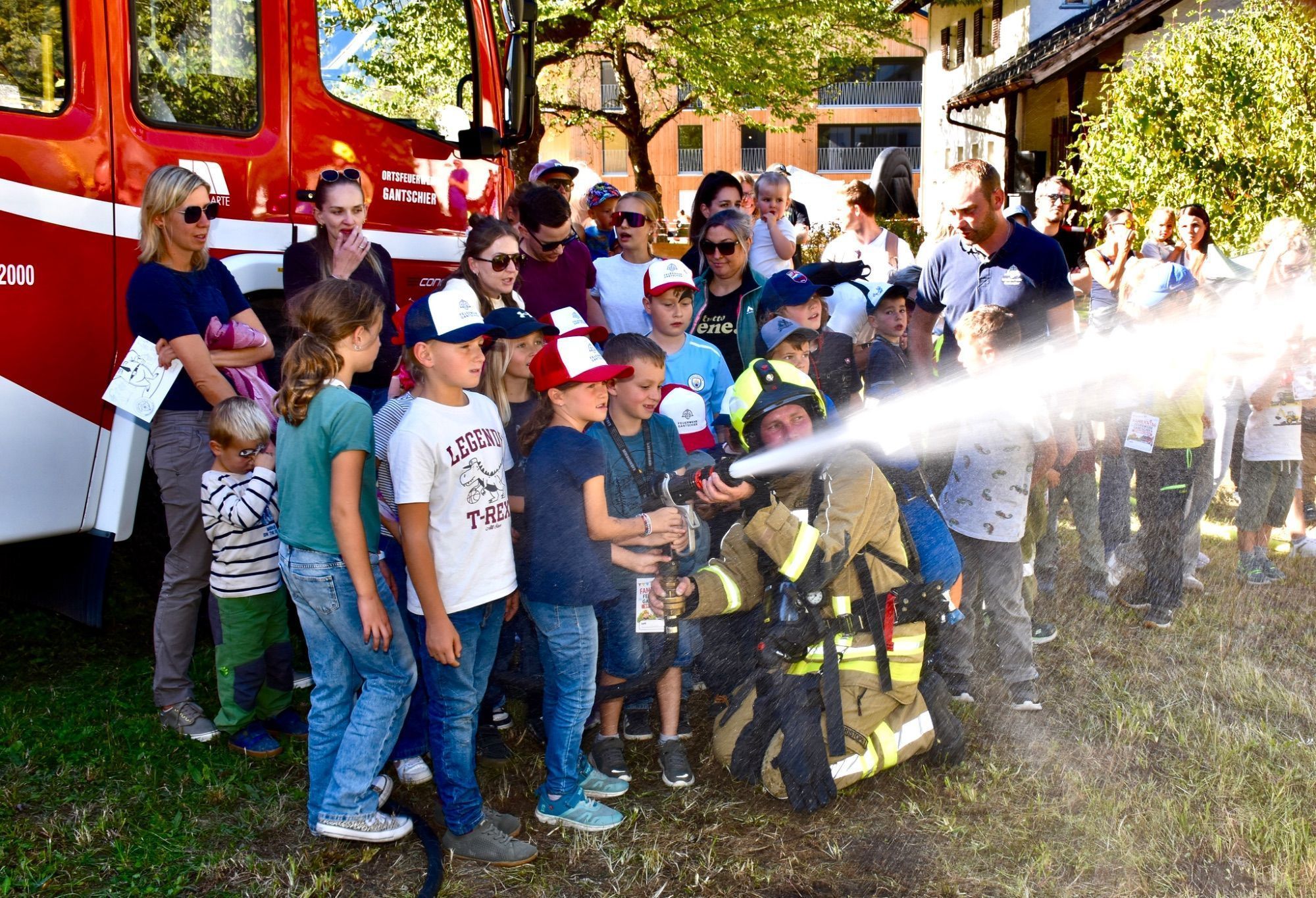 Vorführungen der Feuerwehr, Feuerwehr-Minigolf-Parcours und Blick ins Feuerwehrhaus Gantschier.