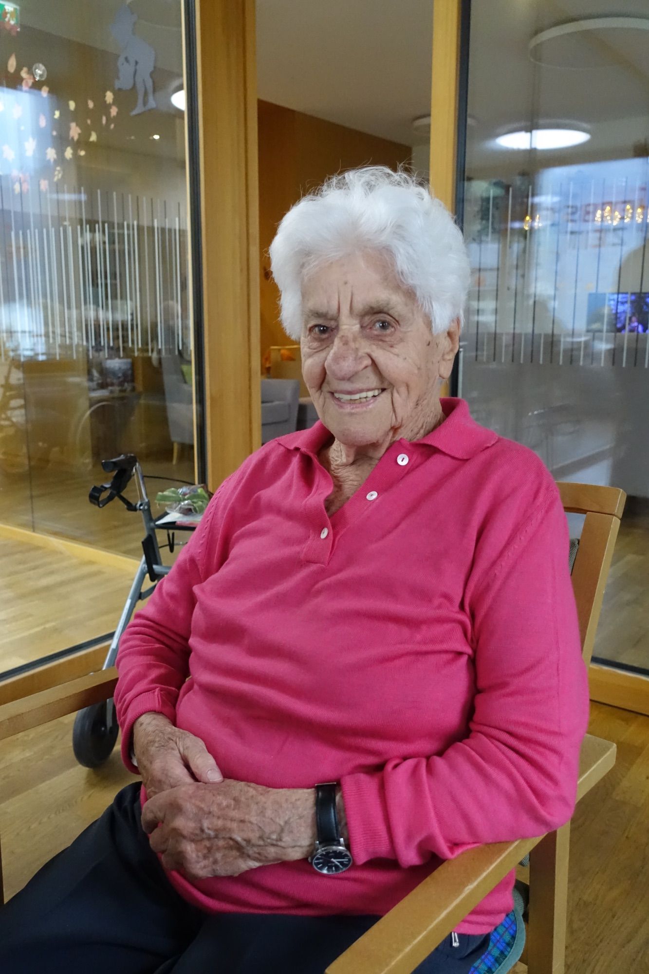 Die Jubilarin Hilda Fritz genießt ihr Leben am 