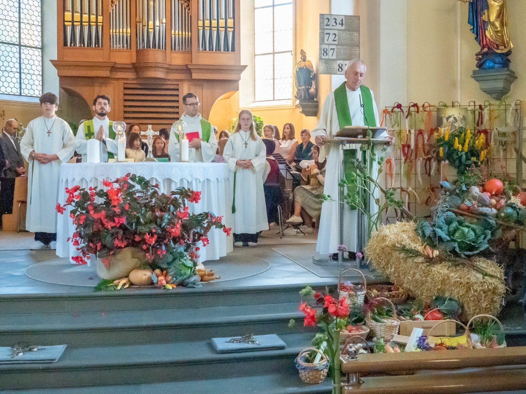 Ministrant, Pfarrer Gabriel Steiner, Pater Peter Rinderer, Ministrantin, Pater Christoph Müller am Ambo