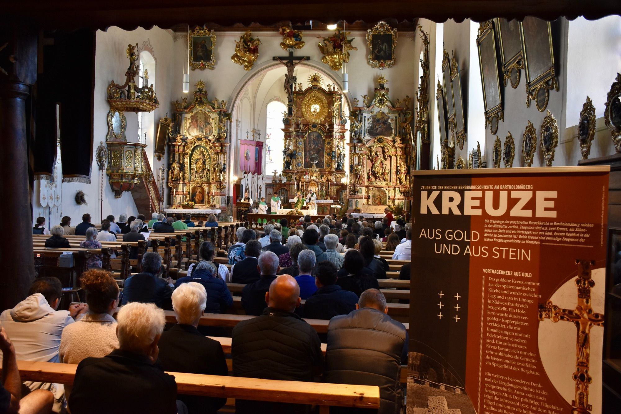 Laut der Sage soll der Knappe, als die Trauung beginnen sollte, plötzlich von der Seite seiner Braut geflohen, zur Kirche hinaus gestürzt und über die hohe Friedhofsmauer gesprungen sein. Schließlich wurde der Bursche vom Erdboden verschlungen - dort, wo das Steinkreuz steht.