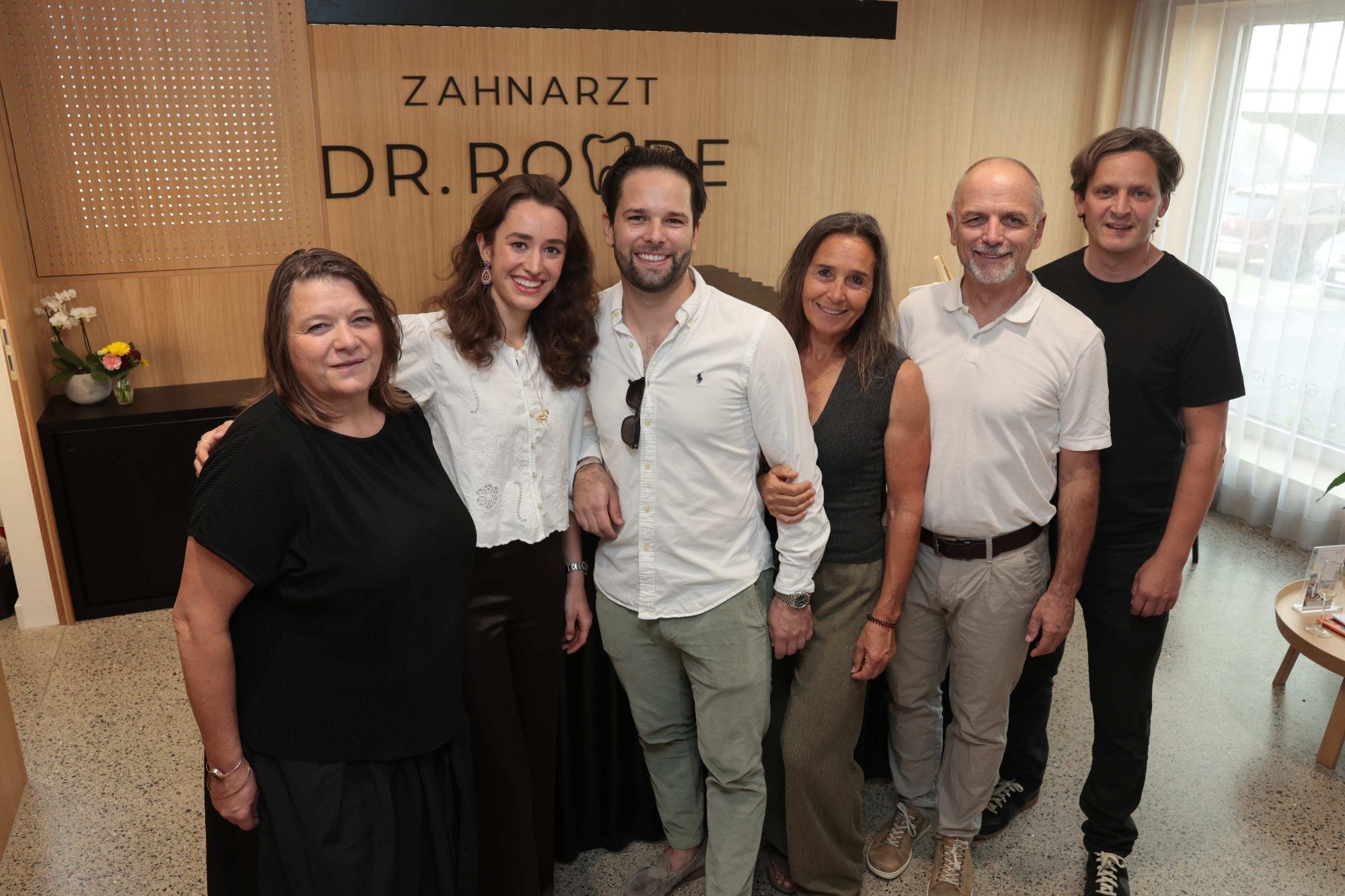 Architektin Simone Burtscher, Violetta Iser, ihr Partner und Zahnarzt Sebastian Rohde, seine Eltern Petra (BG Bregenz Blumenstraße) und Michael Rohde, Architekt Reinhard Weber.
