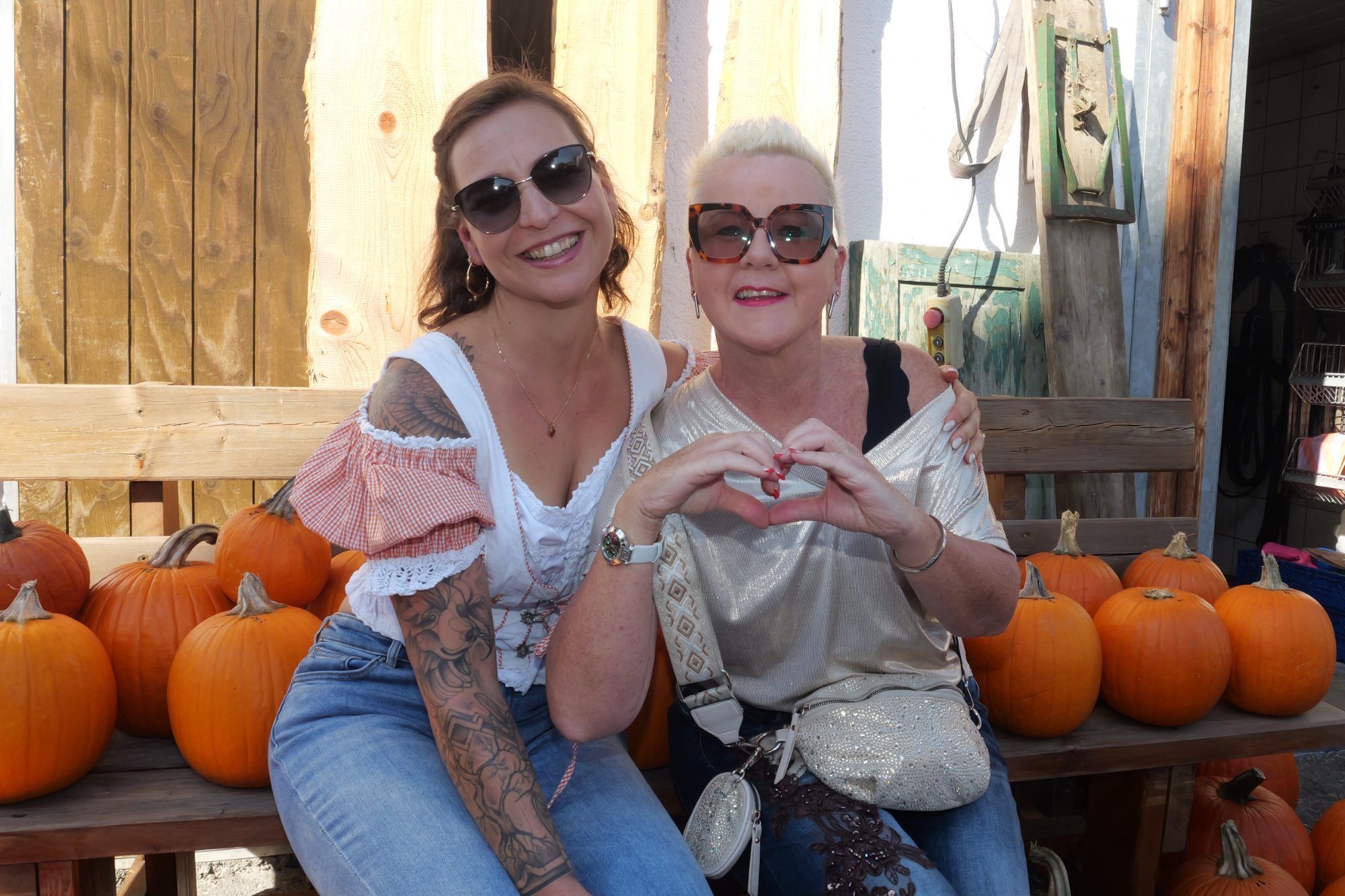 Ein Herz für Kürbis: Mona Rohrer und Christine Tschabrun machten es sich zwischen den herbstlichen Prachtexemplaren gemütlich.
