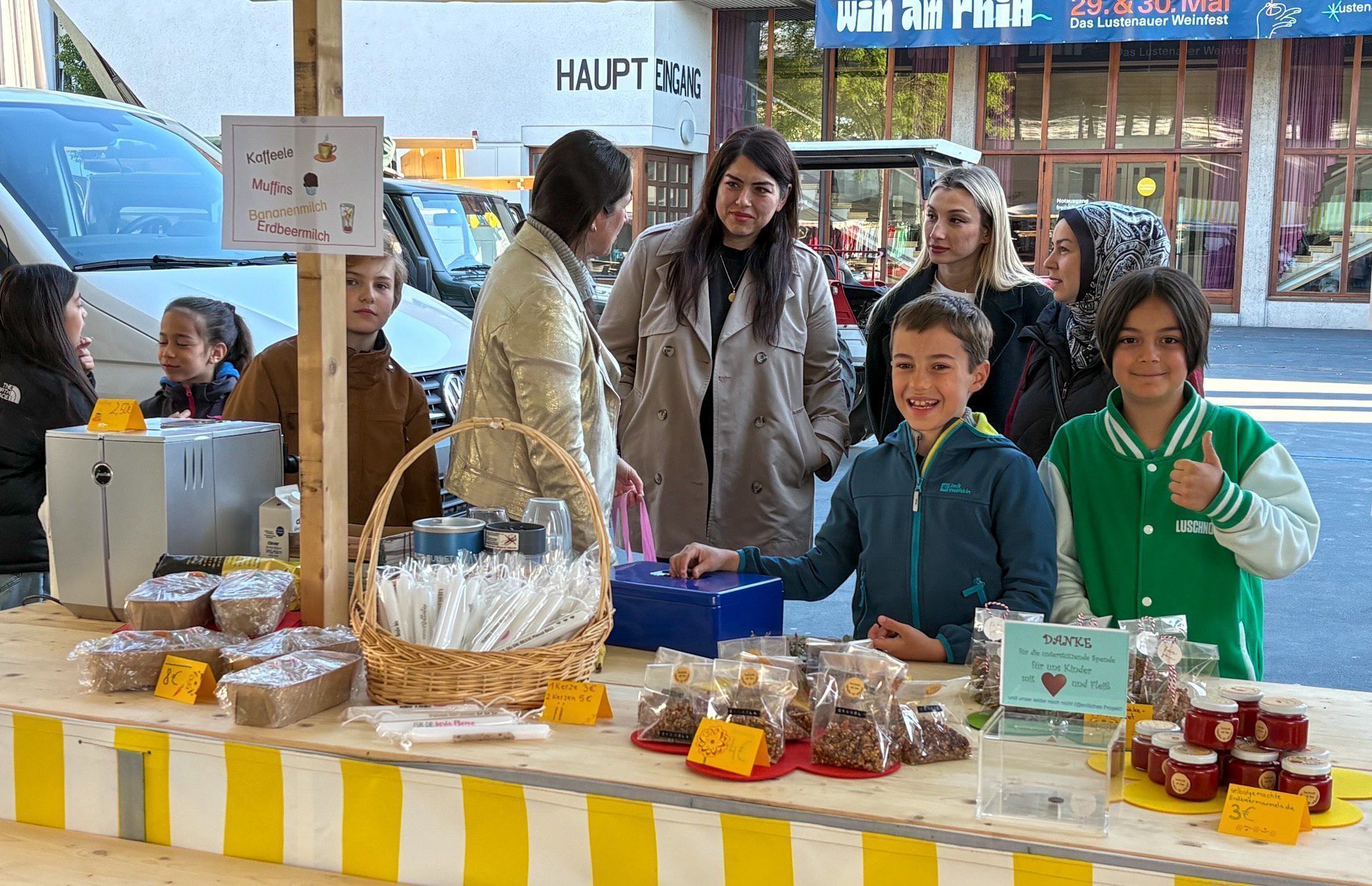 Bei einem Wochenmarkt im Frühling verkauften die Kinder Selbstgemachtes, um die Reise nach St. Pölten zu finanzieren.