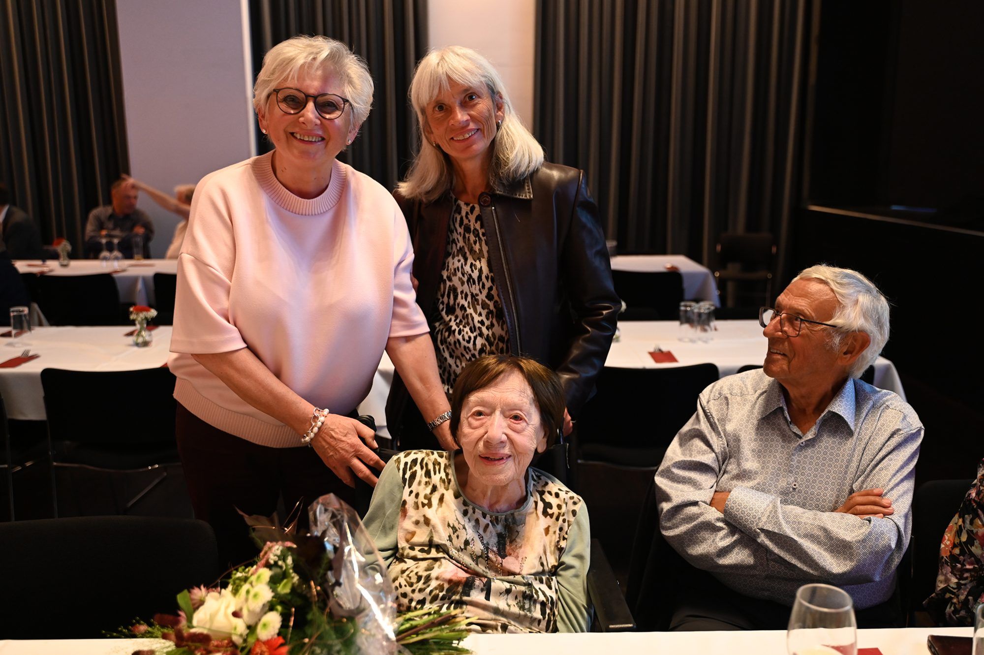 Dagmar Becker gratuliert der 98-jährigen Paula Schmid, hier mit Elisabeth Schmid und Dr. Paul Gmeiner.