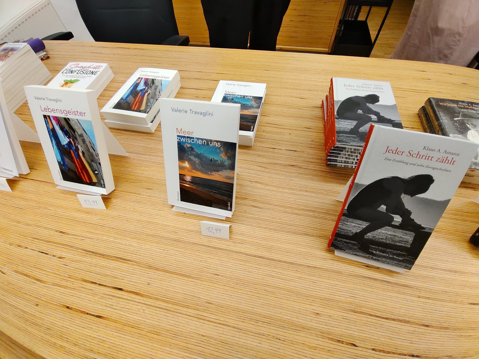 Im Anschluss an die Lesung nahmen sich die Autoren viel Zeit zum Signieren der Bücher.
