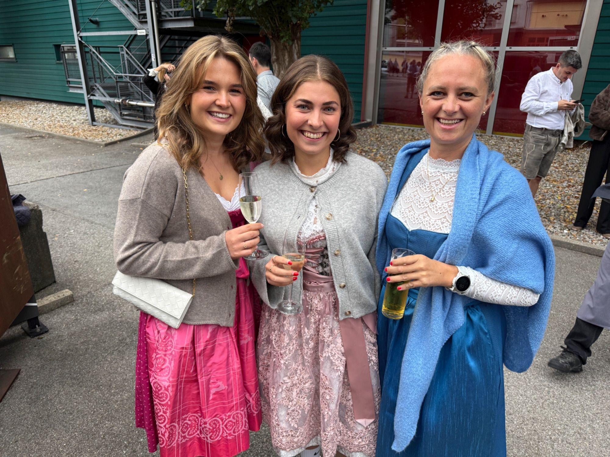 Lena-Maria Kaufmann, Laura Meusburger und Rosi Lerchenmüller genossen den Abend