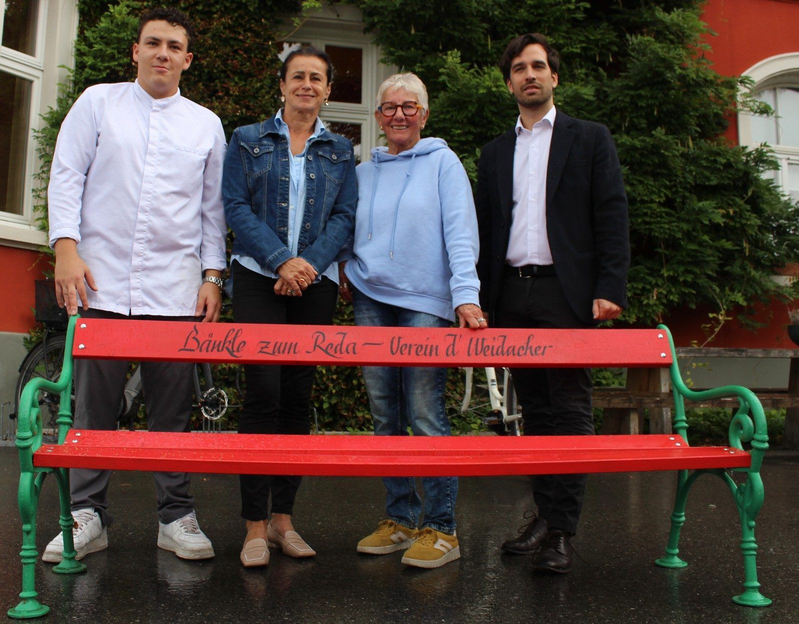 d’weidacher haben beim Hotel Schwärzler nicht nur ein originelles „Bänkle zum Reda“, Dir. Sebastian Steurer (r.) und Arthur Schwärzler stellen Christine Oberforcher und Susanne Gaudl (li.) auch die Hotelgarage für den Kleidertausch zur Verfügung. PETER STRAUSS