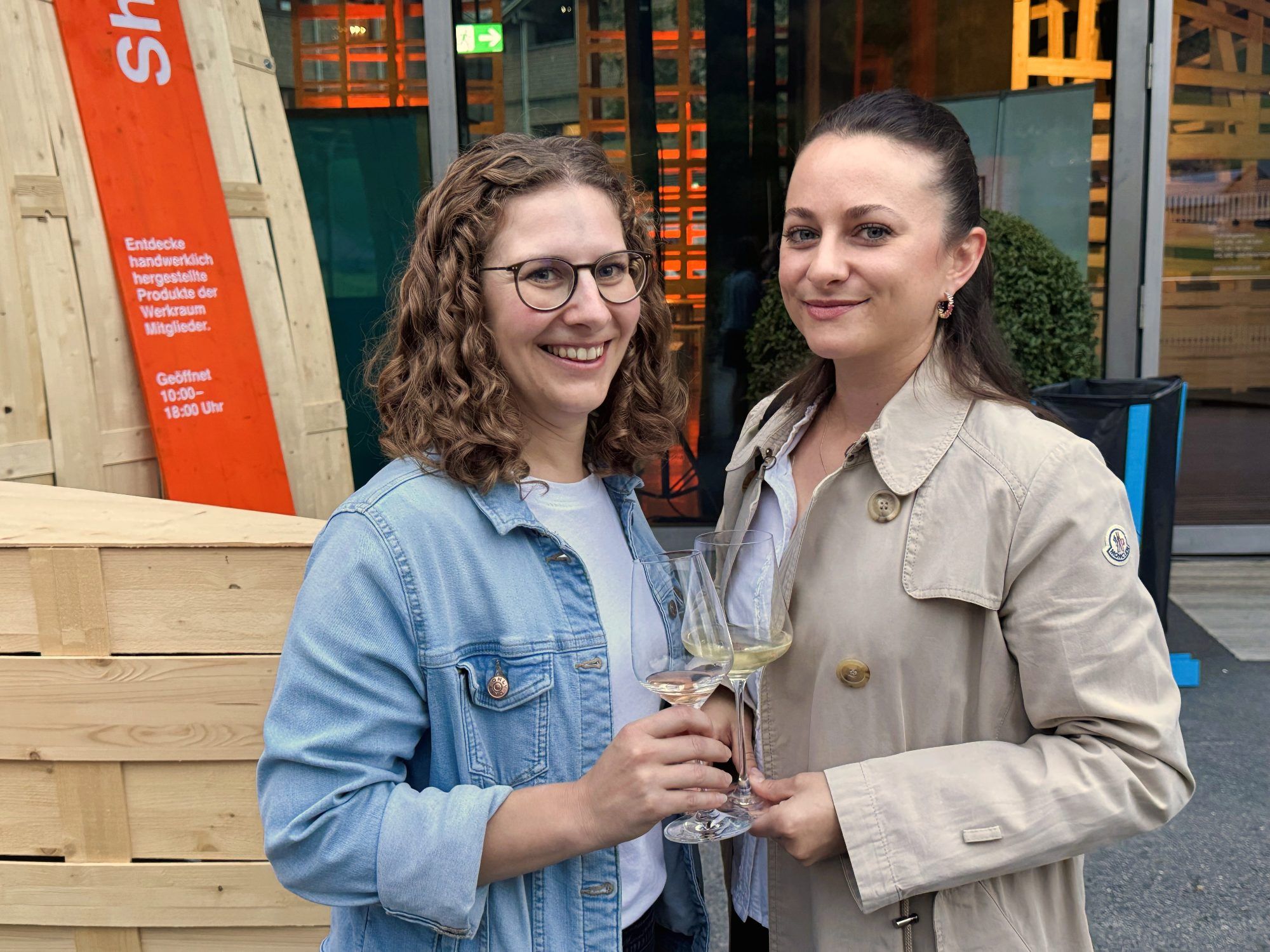 Yvonne Kappe (Team Werkraum) mit Adriana Ritter.