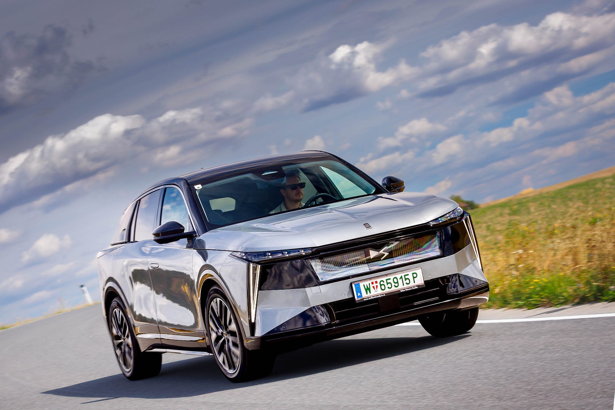 Glatte Tatsachen statt opulenter Eleganz: Der neue DS No7 setzt auf kühlen, schnörkellosen Look und wuchtiges Front-Design. In der Länge ist er gegenüber dem Vorgänger um neun Zentimeter gewachsen