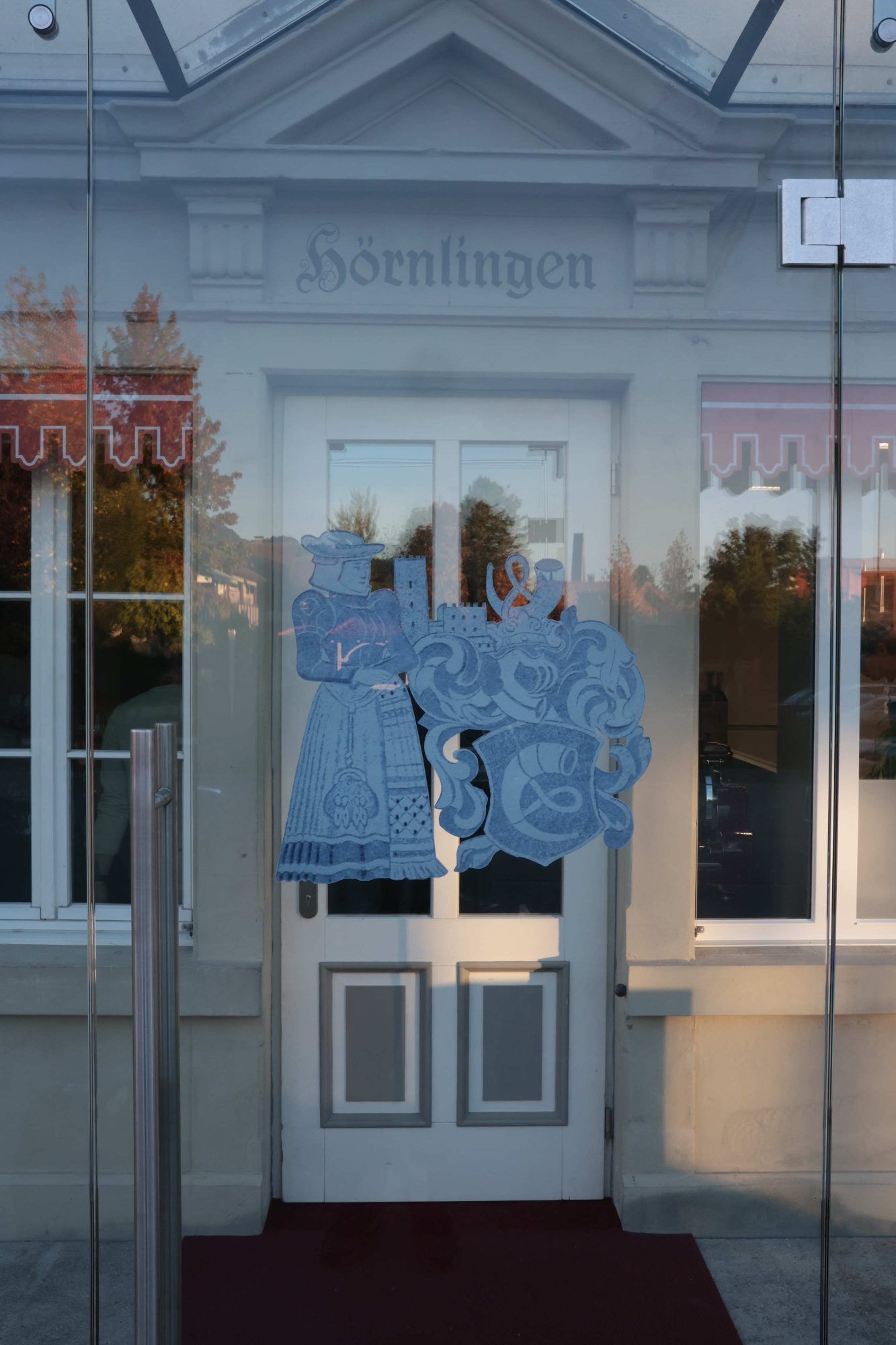 Der neu gestaltete Eingangsbereich mit altem Wappen.